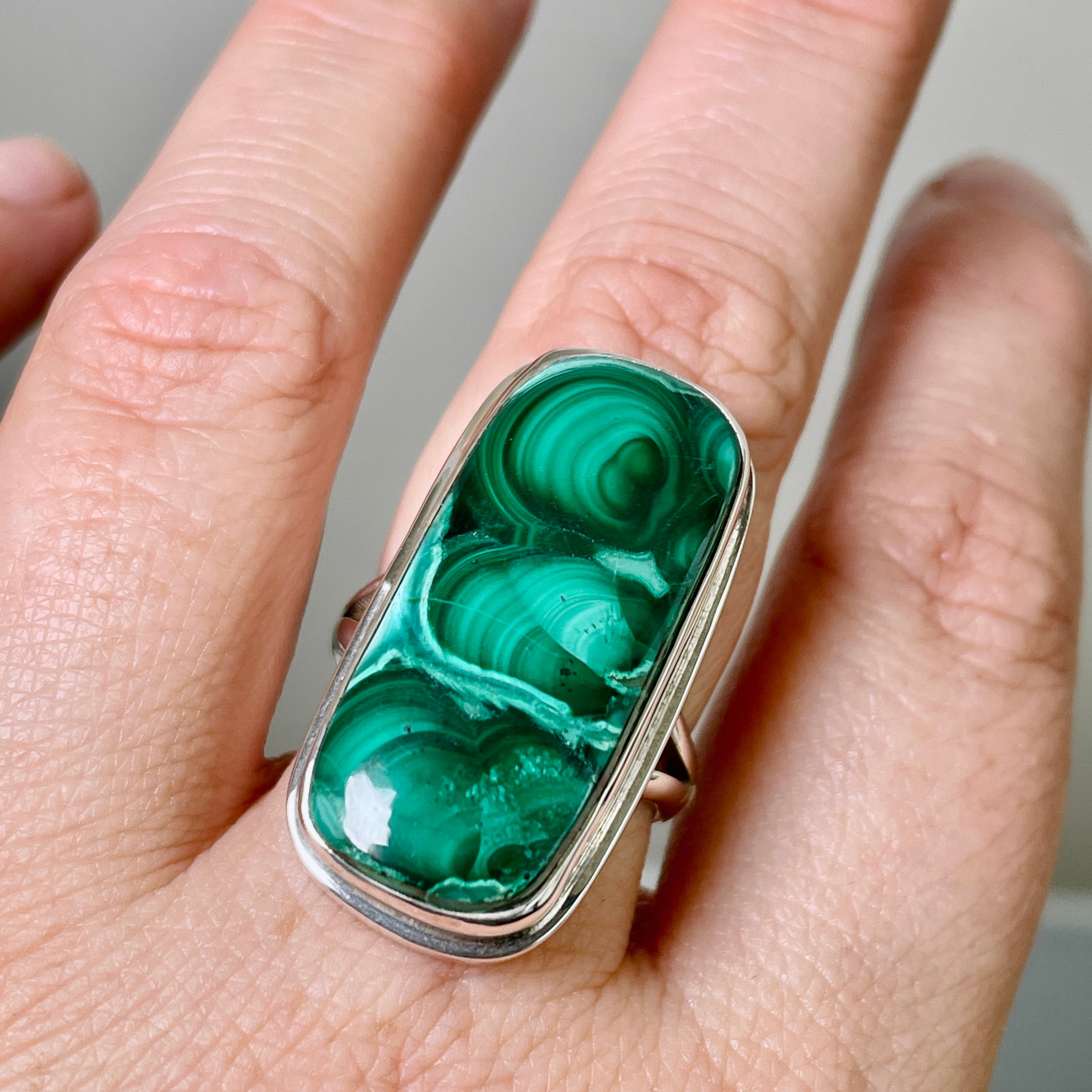 Malachite Oval Cabochon Ring for Women - Sterling Silver Split Band Size 8 - KRGJ1702 - Perfect for Everyday Wear, Gift Giving & Boho Jewelry Lovers