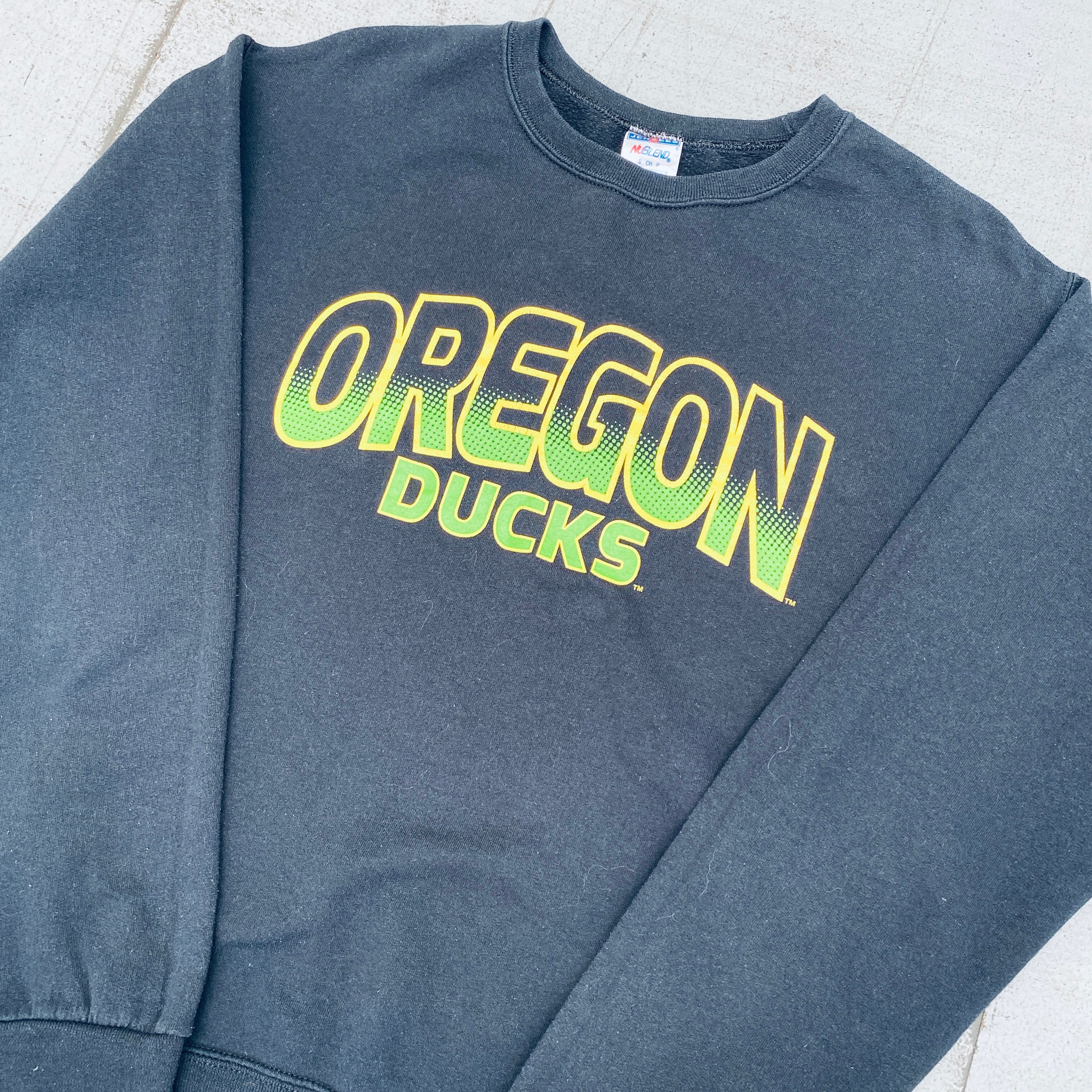 Vintage 1990s Oregon Ducks Graphic Spellout Sweatshirt (Small) - Perfect for Game Day & Retro Sports Fashion