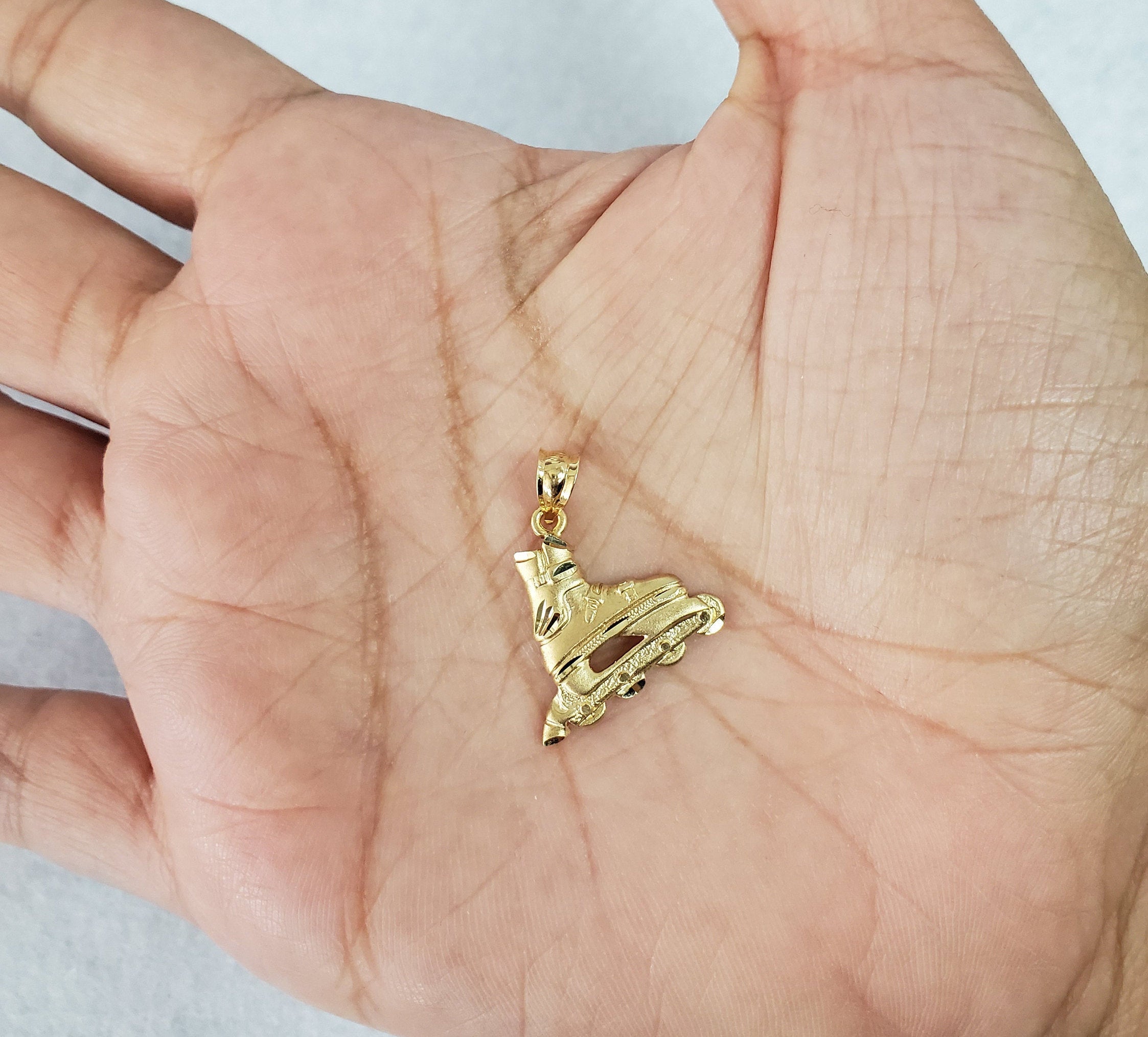 14k Yellow Gold Diamond-Cut Charm Rollerblade Pendant Necklace – Perfect for Skating Enthusiasts & Fashion Jewelry Lovers