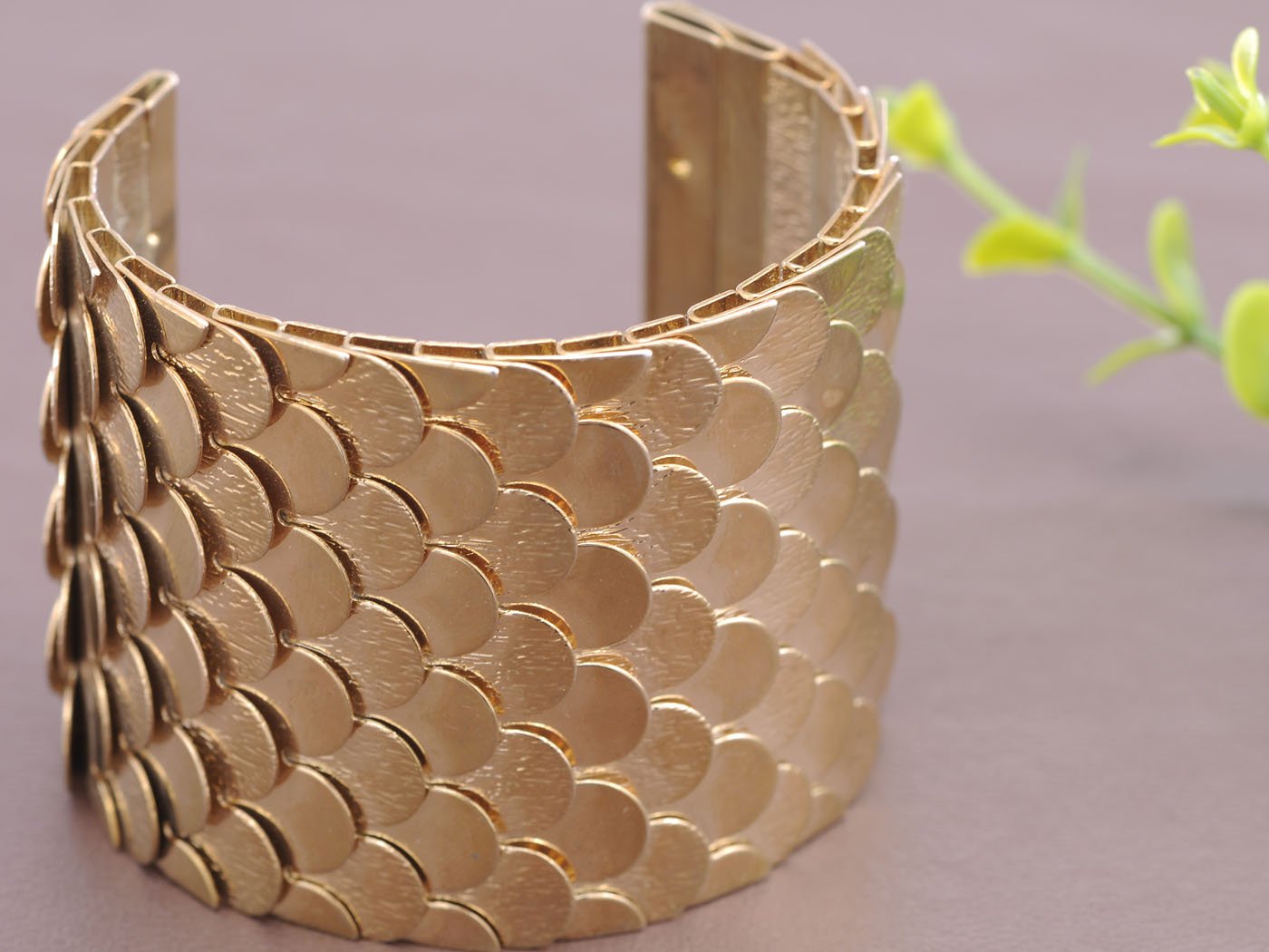 Alilang Women's Gold & Silver Egyptian Etched Textured Scales Scalloped Wrap Bangle Cuff Bracelet - Elegant Boho Jewelry for Parties, Weddings & Special Occasions