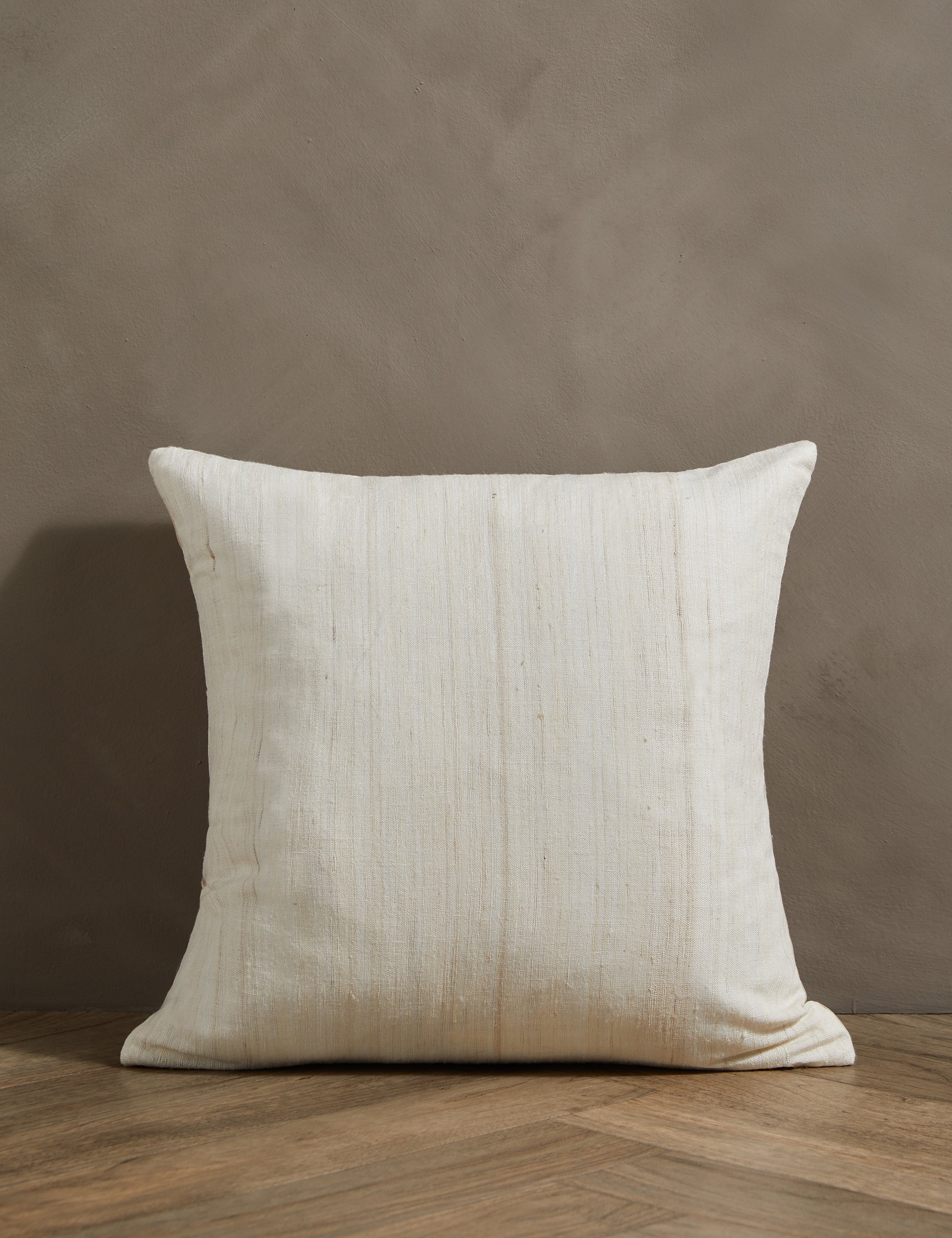 Hadiya Williams Natural Silk Pillowcase - Hypoallergenic & Breathable for Hair & Skin Care - Perfect for Side Sleepers & Anti-Aging Beauty Routine