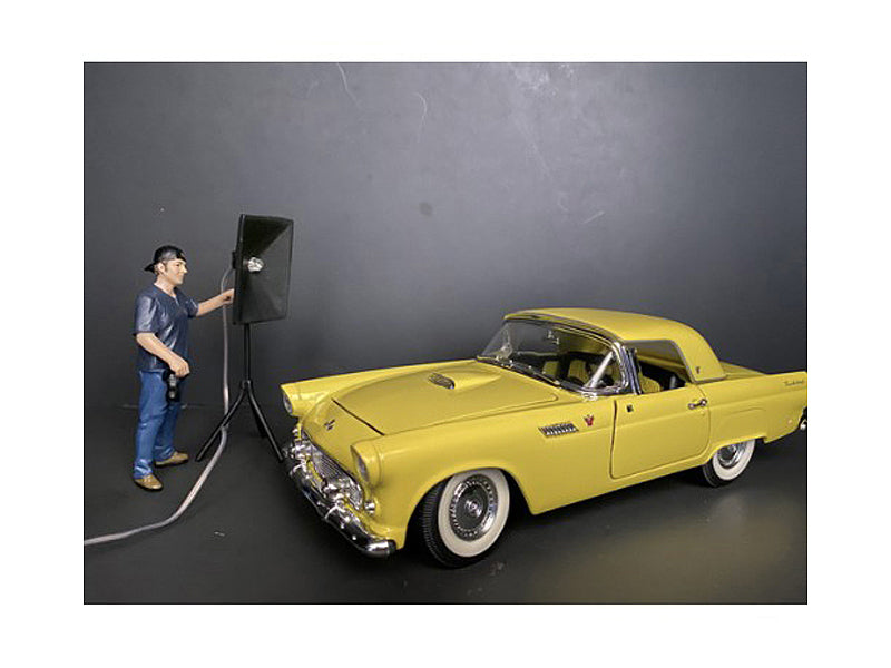 1/24 Scale Model Car Show Figurine V - Realistic Weekend Car Show Accessory for Diecast Collectors & Diorama Enthusiasts - Perfect for Model Car Displays & Diorama Scenes