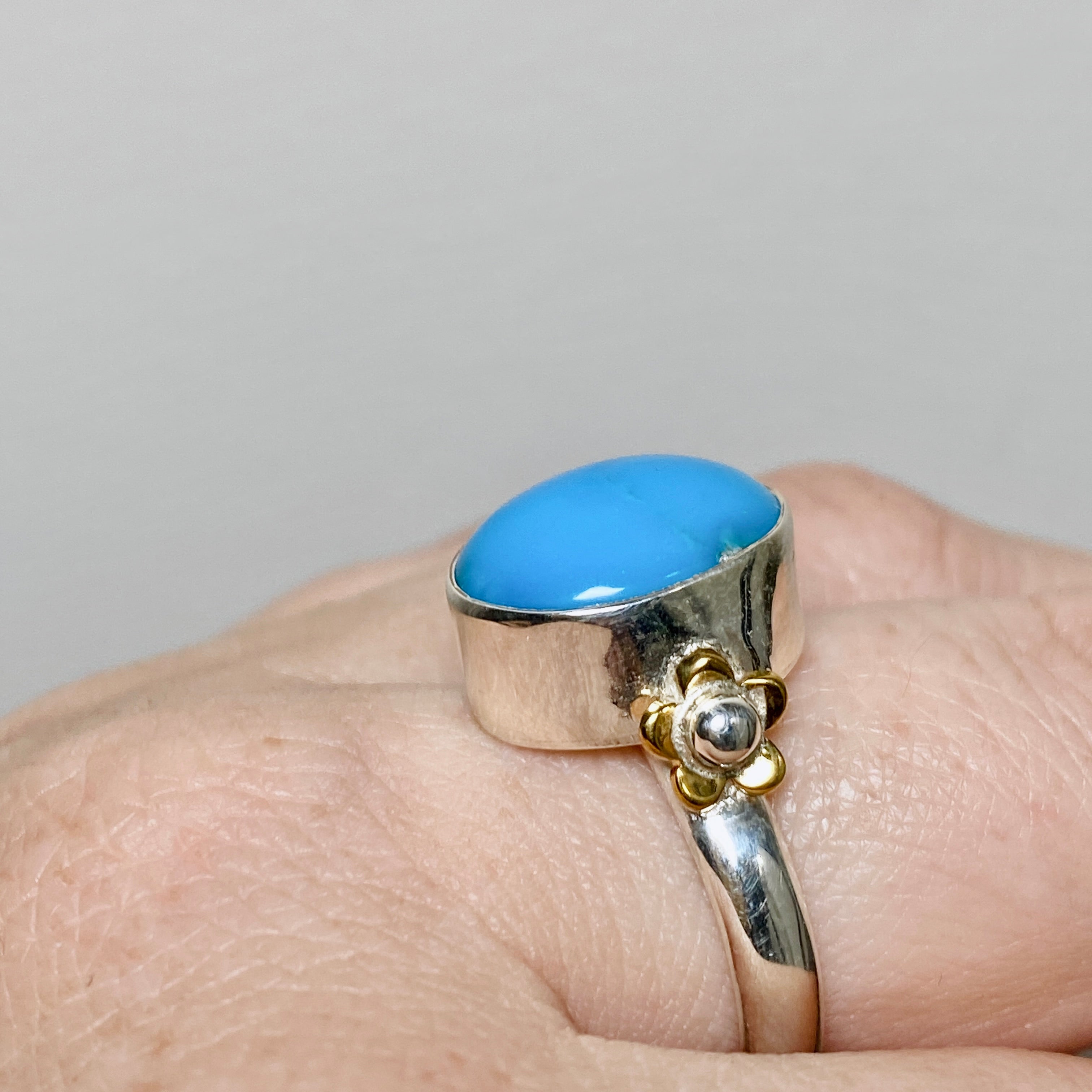 Arizona Turquoise Oval Cabochon Ring with Brass Accents - Size 8 - KRGJ3401 - Perfect for Boho Jewelry Lovers & Southwest Fashion Accessories