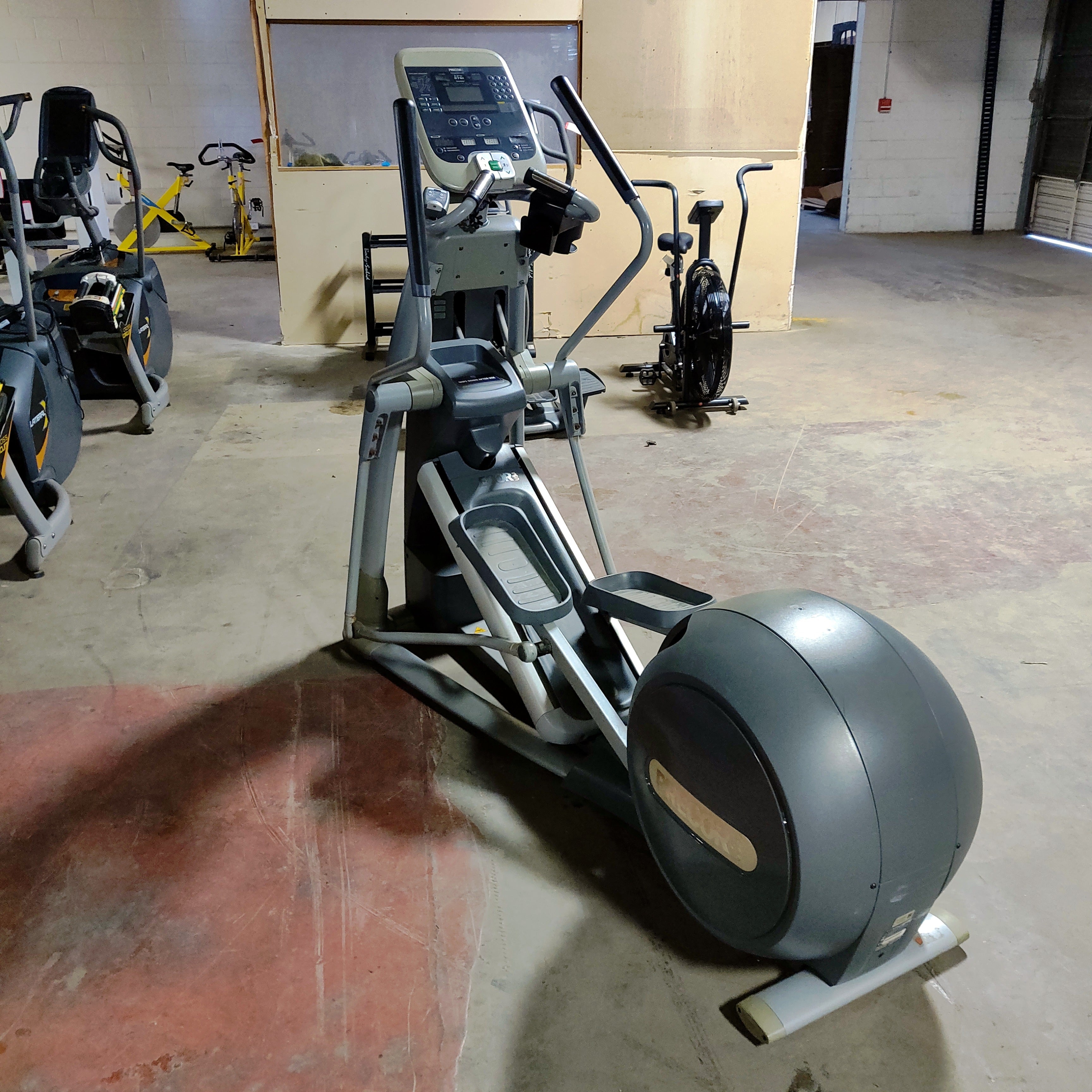 Precor EFX576i Commercial Grade Elliptical Machine with Adjustable Incline - Perfect for Home Gyms, Fitness Centers & Cardio Workouts