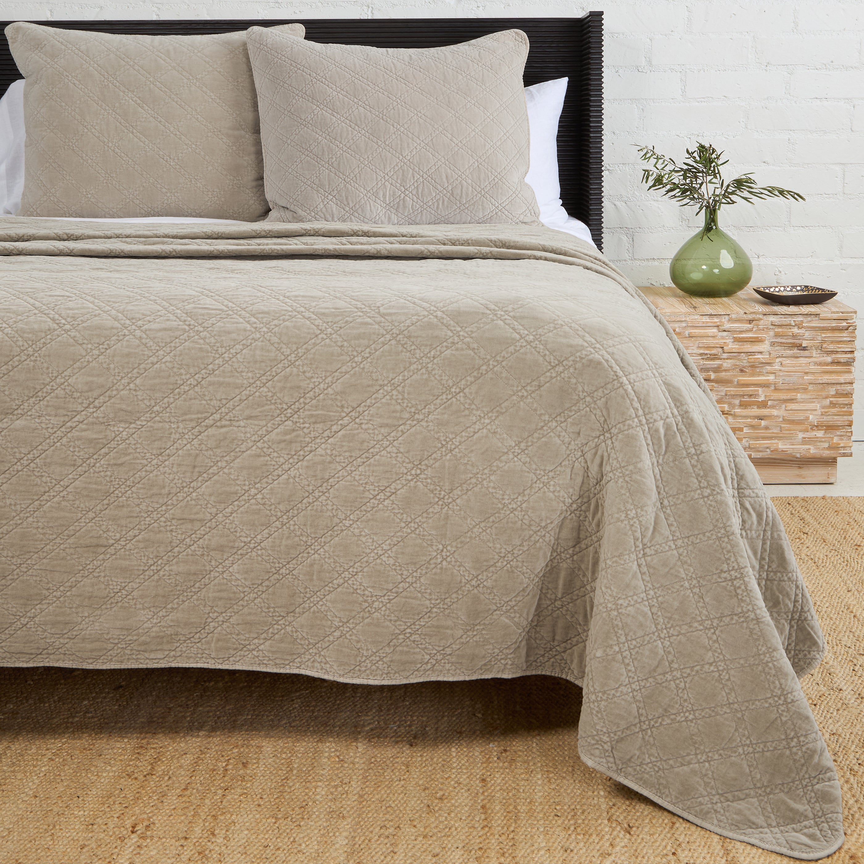 Luxury Brussels Coverlet - Soft & Breathable Bedspread for All Seasons - Perfect for Master Bedroom, Guest Room & Hotel Decor
