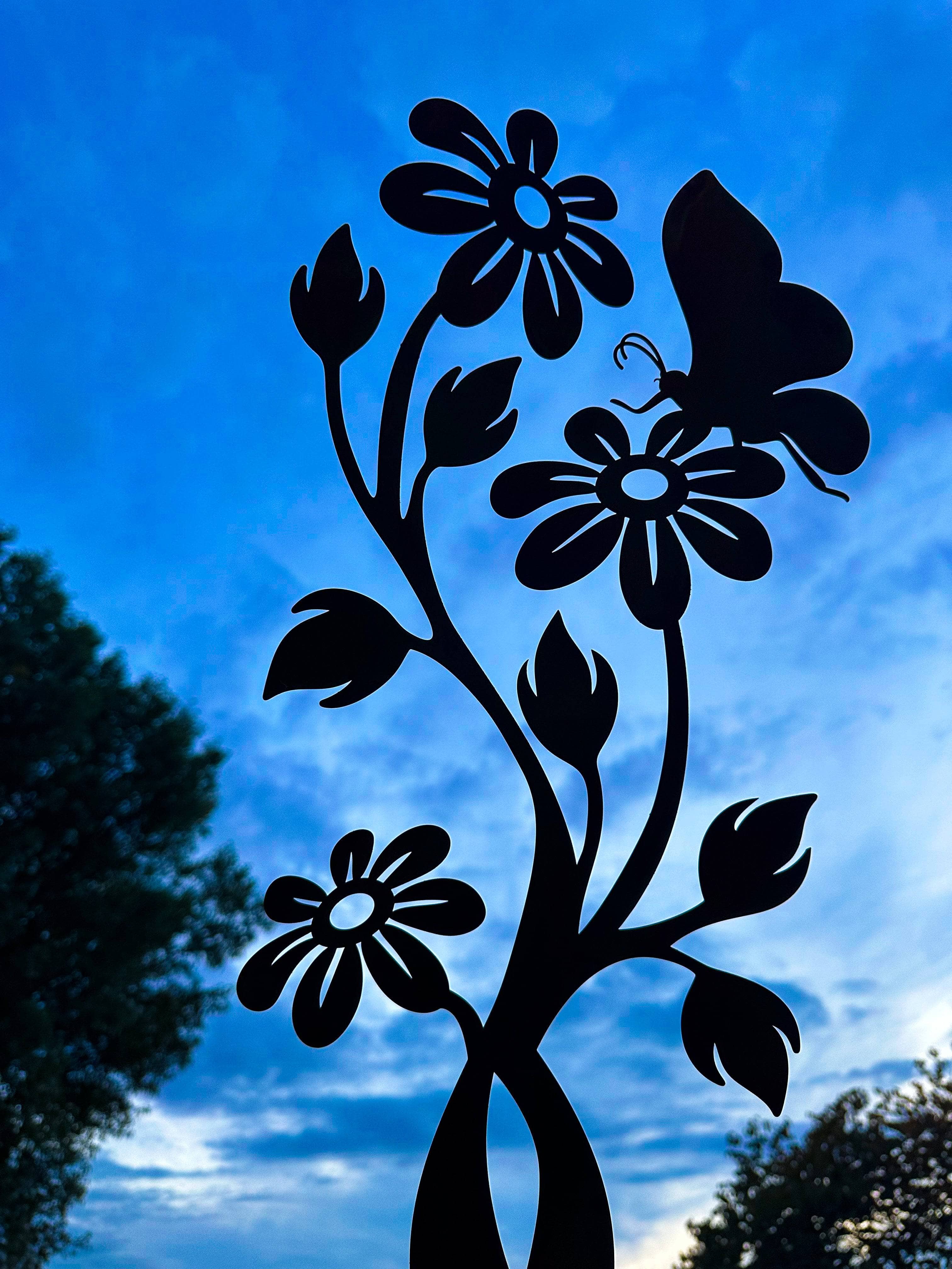 Beautiful Daisy Flamed Garden Stake - Decorative Outdoor Metal Flower Stake for Yard, Lawn, and Garden Decor - Perfect for Patio, Backyard, and Landscape Design