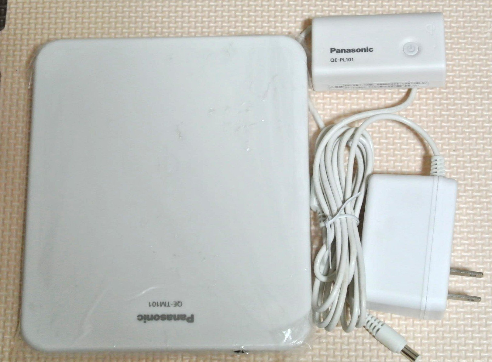 Panasonic QI Wireless Charger Pad QE-TM101-W - Fast Charging for iPhone, Samsung, AirPods & Qi-Compatible Devices - White (100-240V) - Perfect for Home, Office & Travel Use