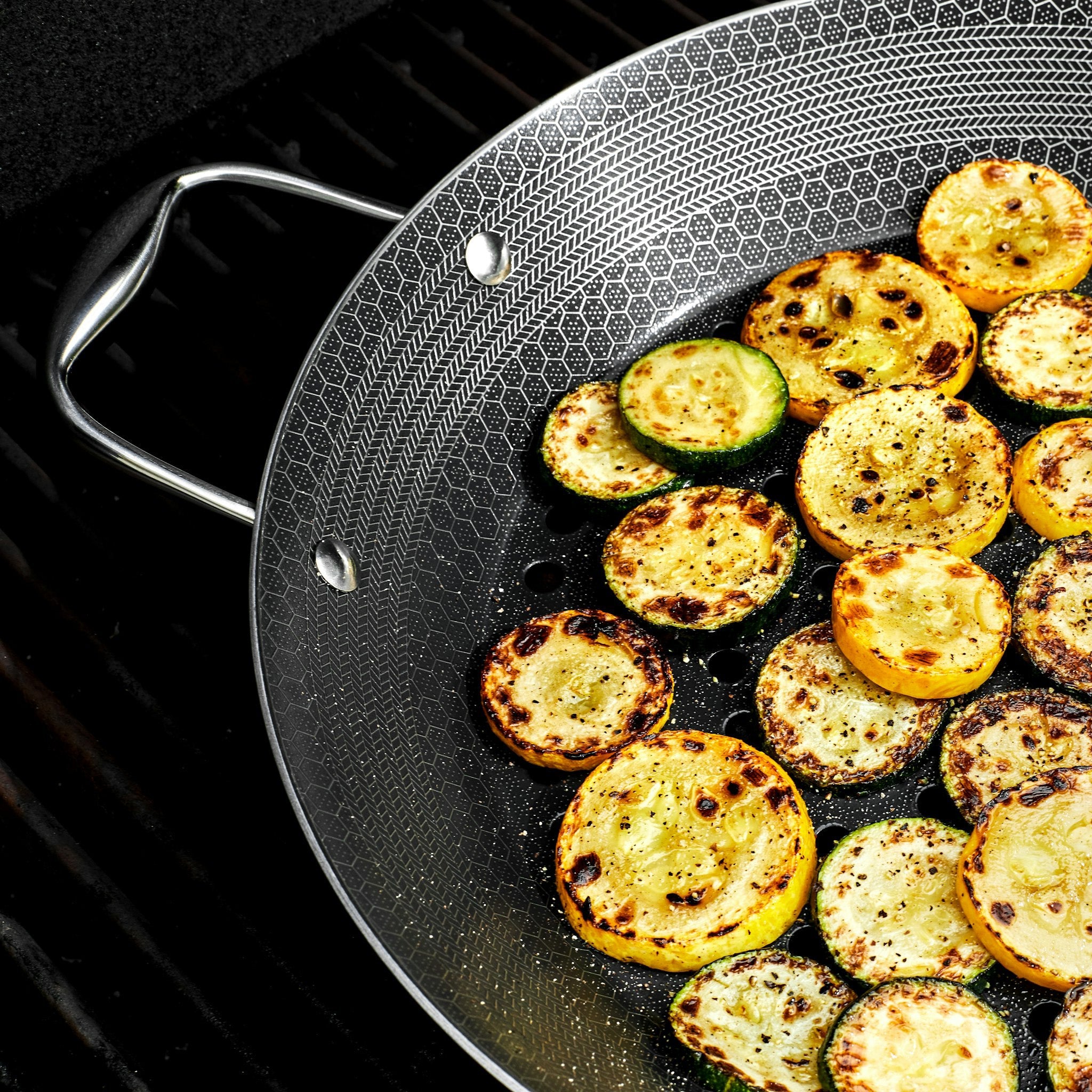 Best BBQ Grill Pan for Outdoor Cooking - Non-Stick Cast Iron Griddle for Grilling Steak, Burgers & Vegetables - Perfect for Camping, Backyard BBQs & Picnics
