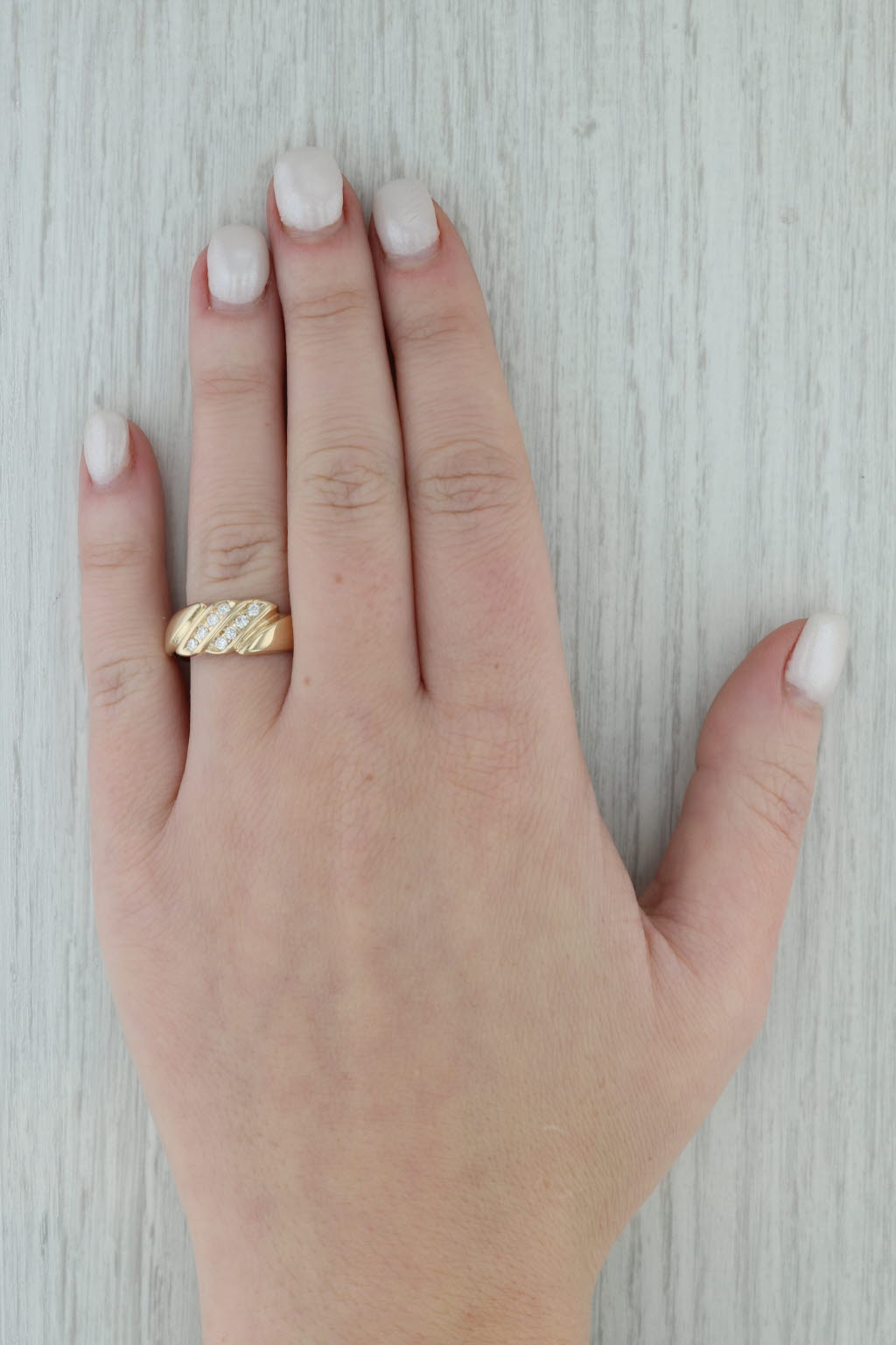 0.20ctw Scalloped Diamond Band Ring - 14k Yellow Gold - Size 8.25 & 8.5 - Wedding, Engagement, Anniversary Stackable Ring for Women - Perfect for Bridal Sets, Gift Giving & Everyday Elegance