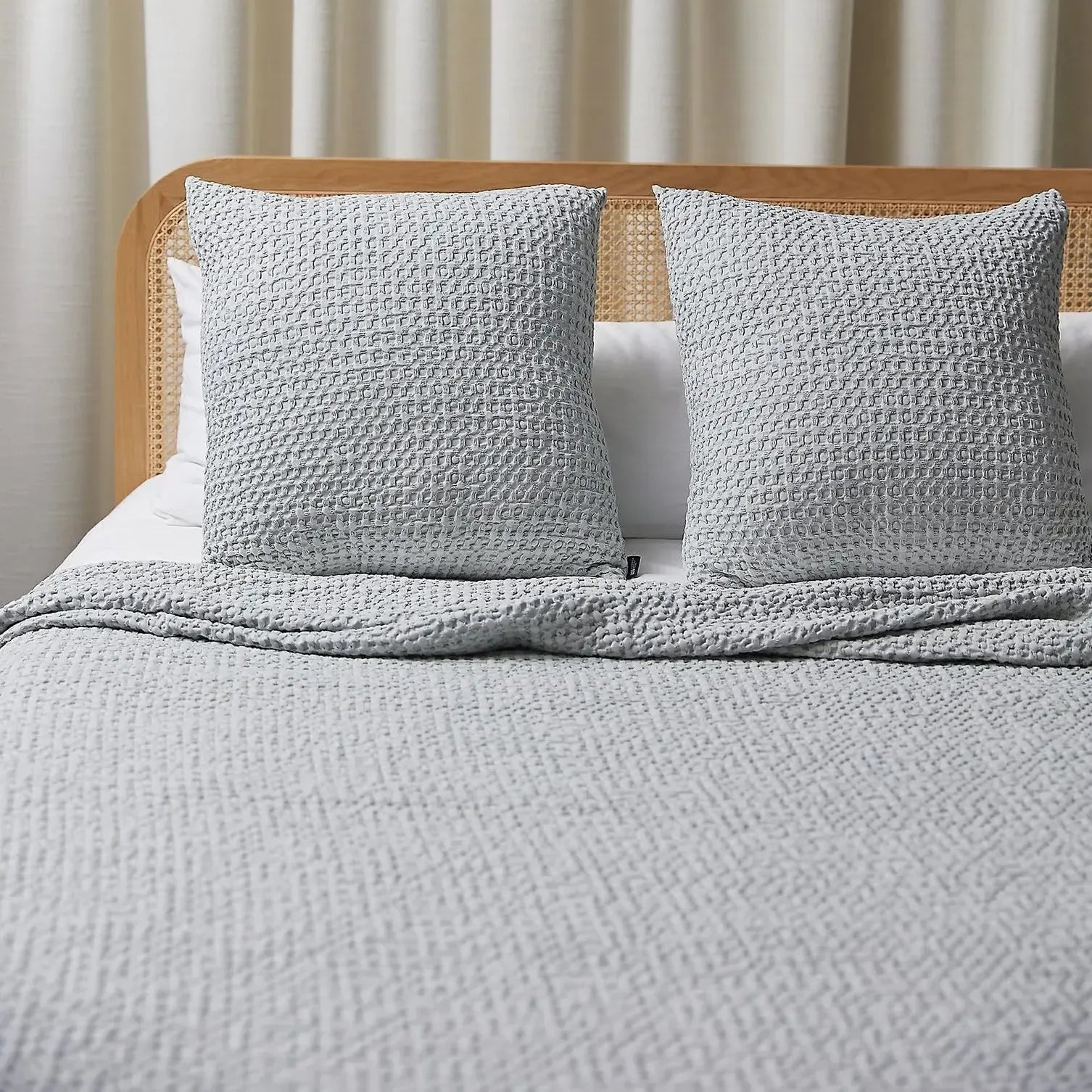 Santa Luzia Waffle Bedspread - Soft & Breathable Silver Grey Bed Cover for All Seasons | Perfect for Guest Rooms, Master Bedrooms & Cozy Home Decor
