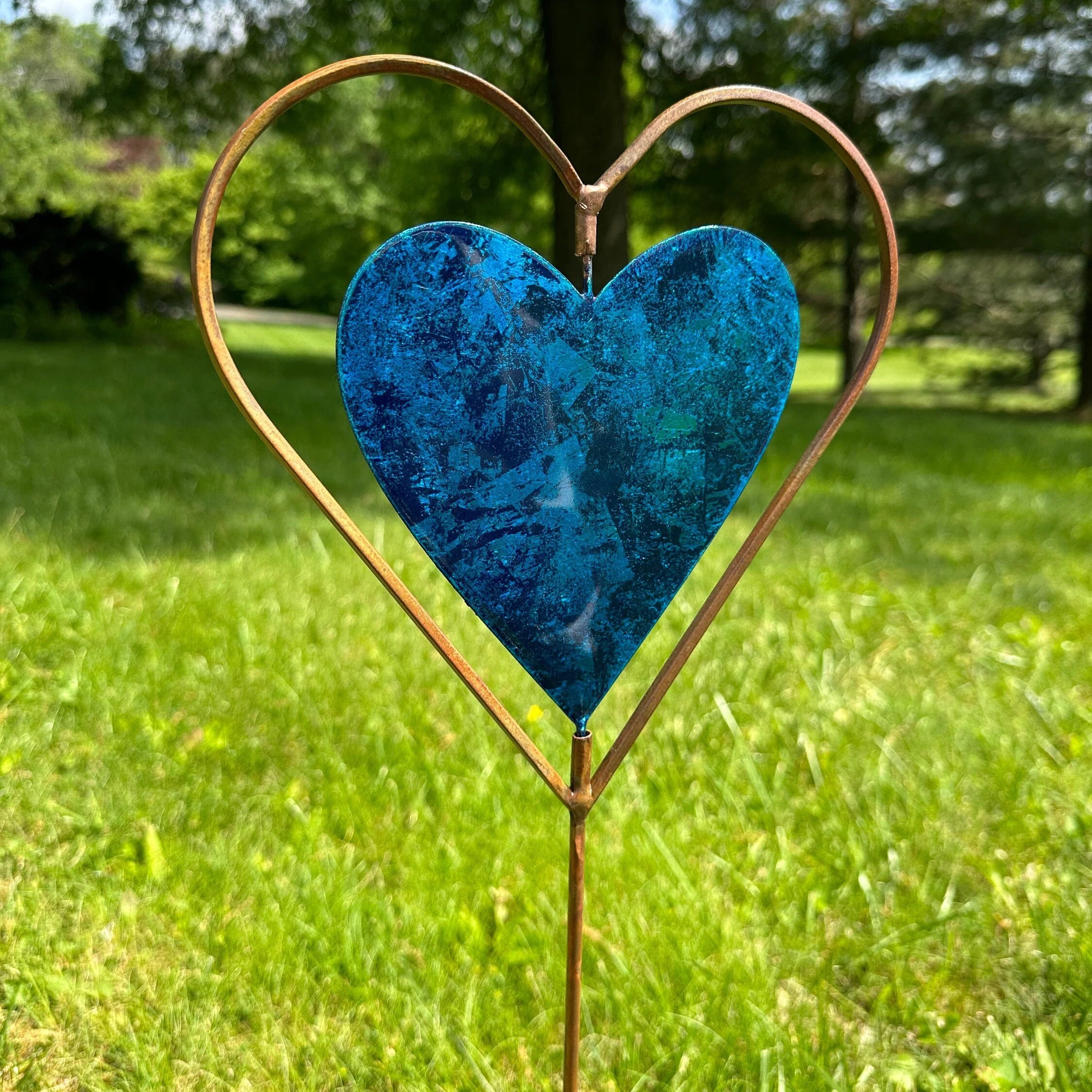 Blue Heart Disc Garden Stake - Decorative Metal Yard Art for Outdoor Flower Beds, Lawn & Patio Decor - Perfect for Spring, Summer & Wedding Garden Decorations