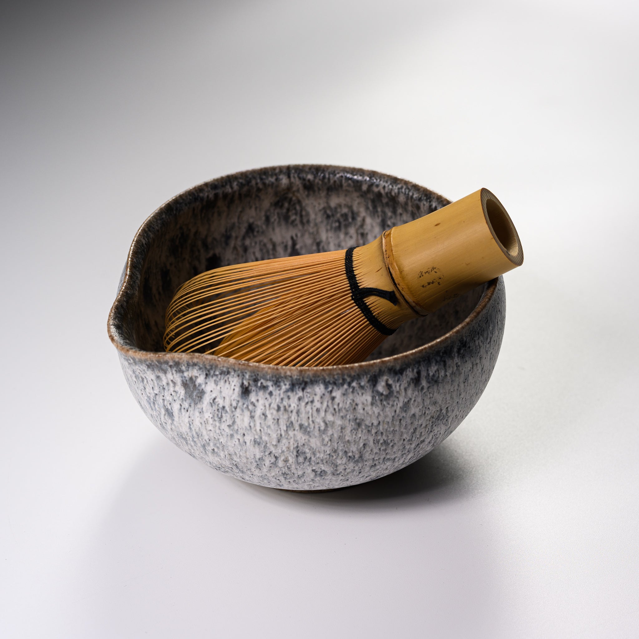 Premium MASAMURA Matcha Bowl with Spout - Frosted Stone Ceramic Tea Cup for Japanese Tea Ceremony, Chawan for Matcha Whisking, Traditional Zen Tea Drinking Set - Perfect for Home, Office & Meditation Spaces