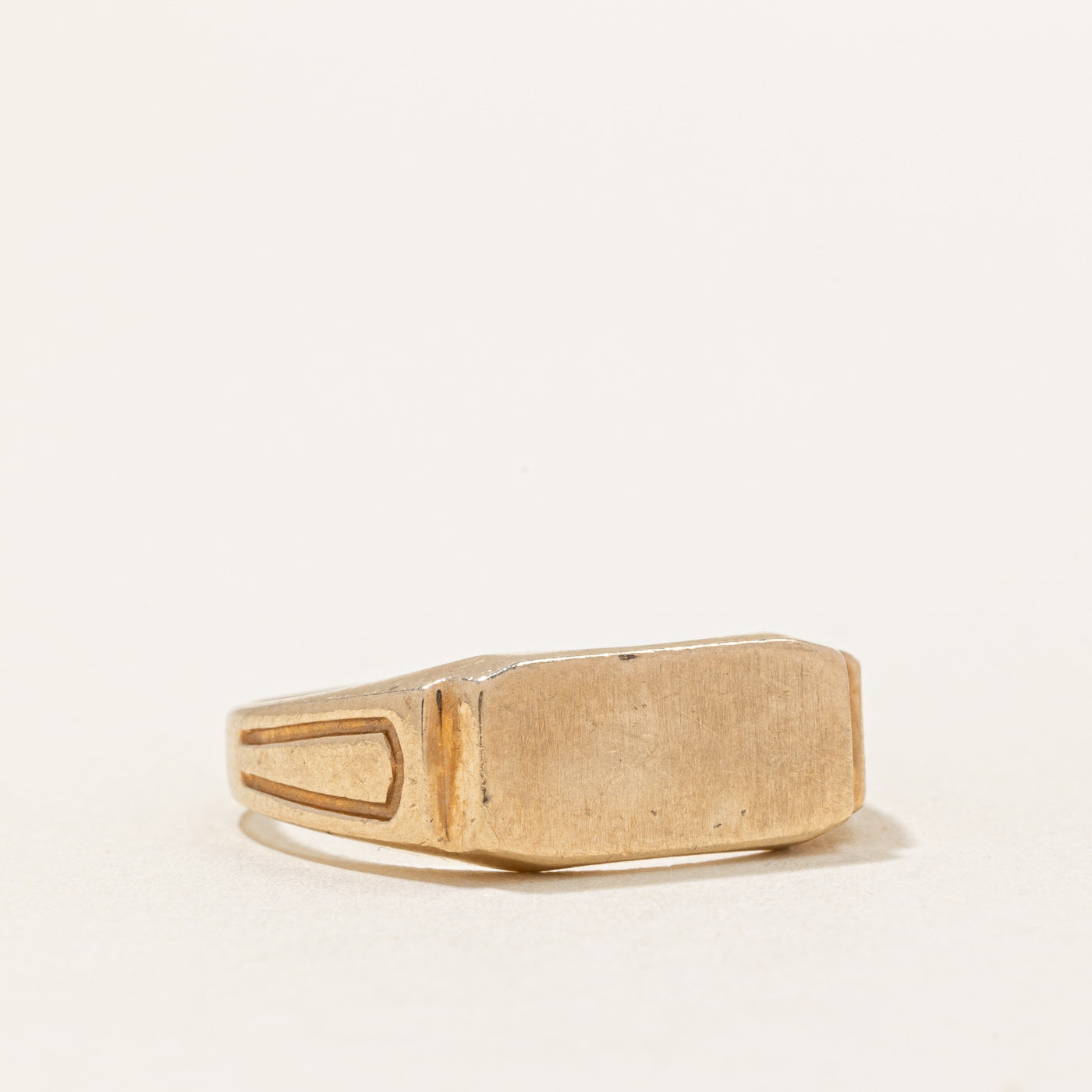 10K Yellow Gold Signet Ring for Men & Women - Size 8.75 - Classic Engraved Pinky Ring - Perfect for Weddings, Gifts & Everyday Elegance