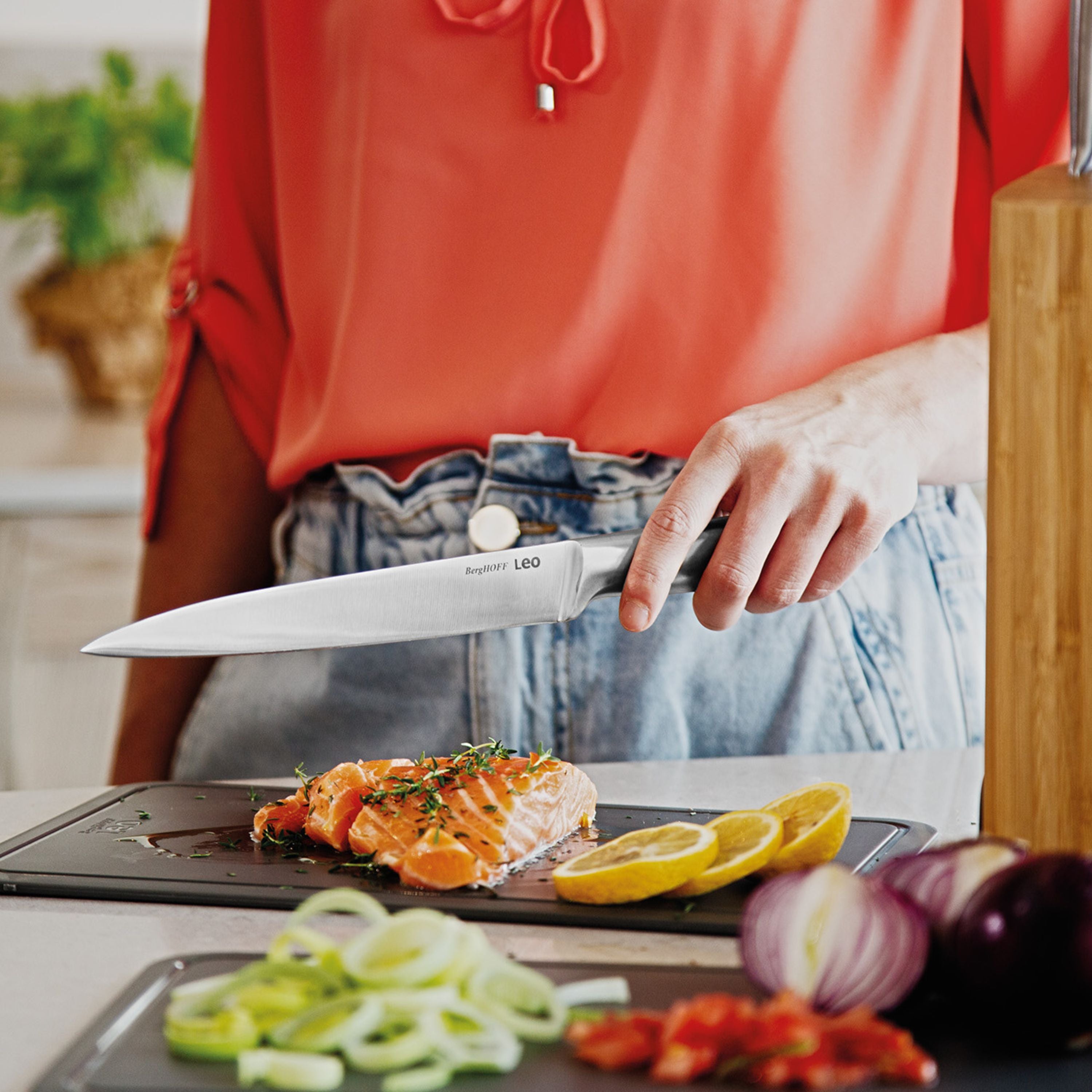 BergHOFF Leo Legacy 8-Inch Stainless Steel Carving Knife - Professional Chef Knife for Slicing Meat, Roasts & Turkey - Perfect for Holiday Dinners & BBQ Parties