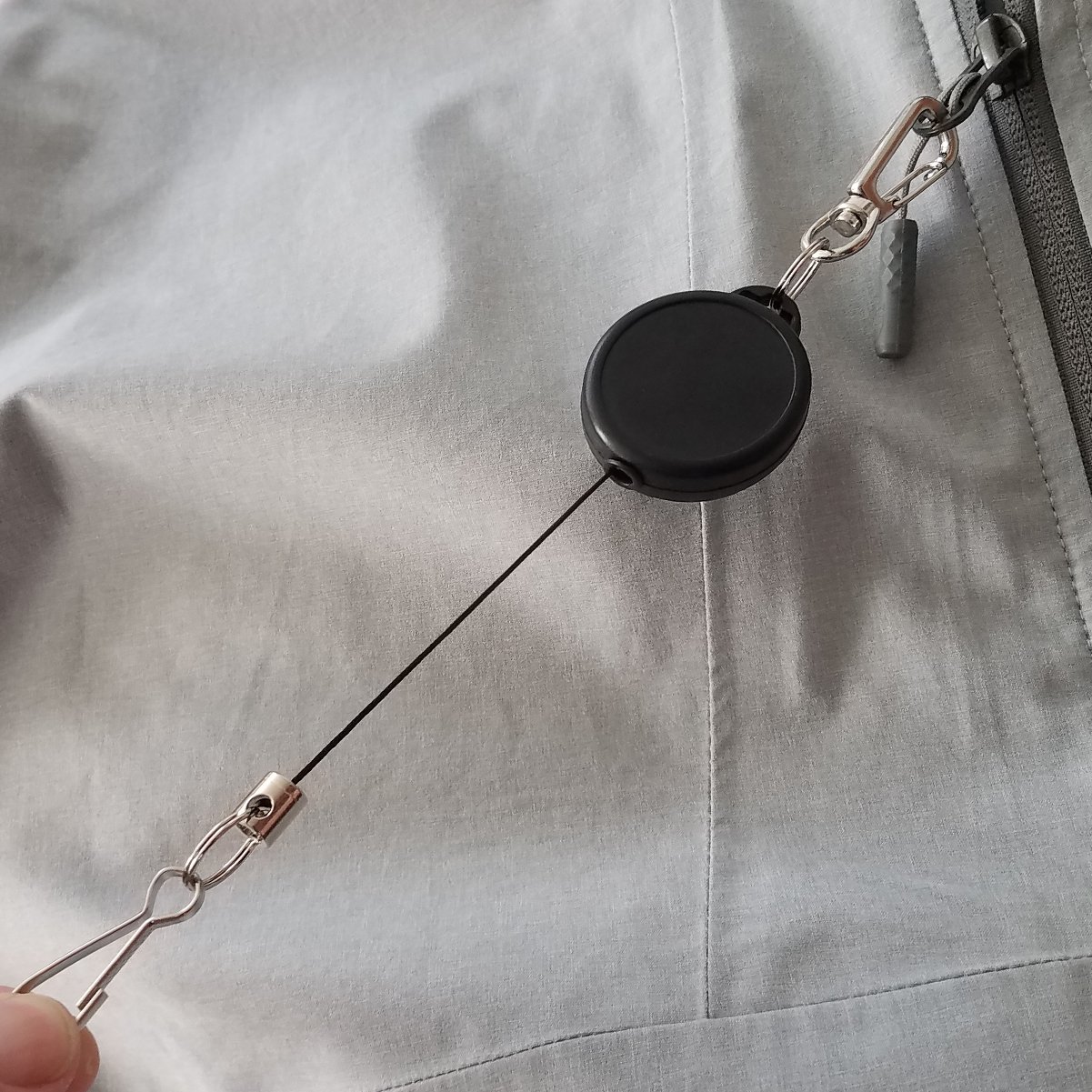 100 Pack Heavy Duty Retractable Badge Reel with Metal Carabiner Clip - ID Holder for Ski Pass, Sport Lift Tickets & Keychains - Perfect for Coats, Belts & Pants Loops - Workplace, Events & Outdoor Activities