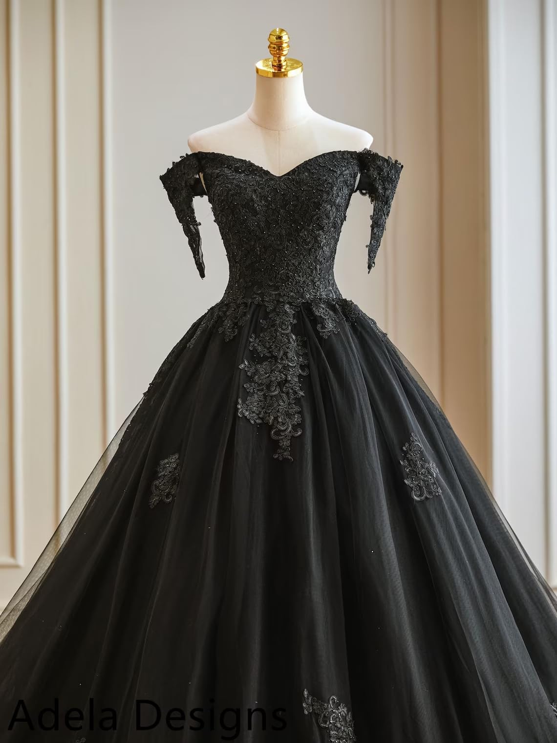 Elegant Black Off-The-Shoulder Puffy Tulle Wedding Dress with Lace Details & Train - Perfect for Bridesmaids, Prom, Evening Gowns & Formal Occasions