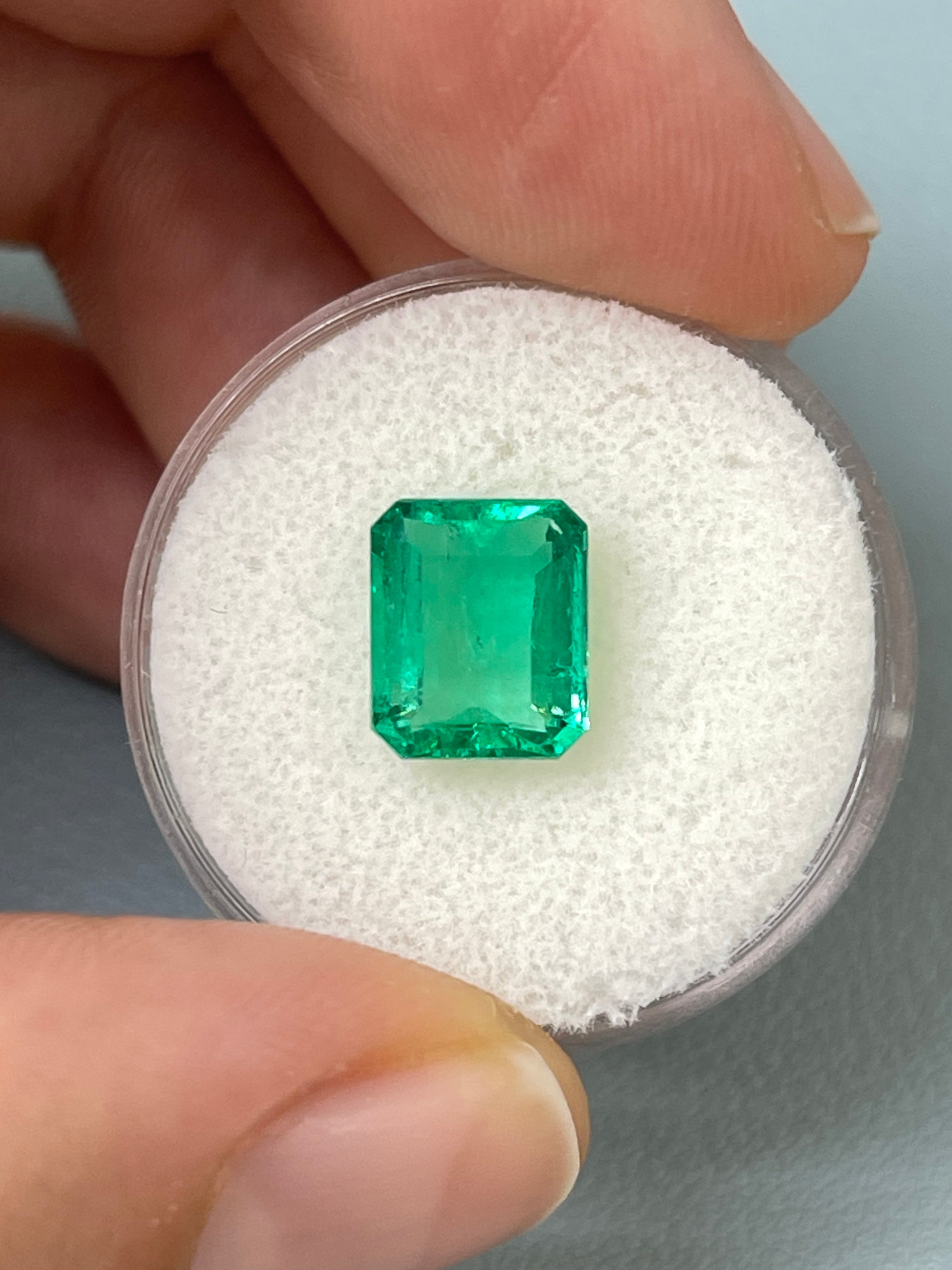 2.85 Carat 9.4x8mm Natural Colombian Loose Emerald Gemstone - Emerald Cut, Vivid Green Crystalline Clarity for Jewelry Making, Engagement Rings & Luxury Gifts