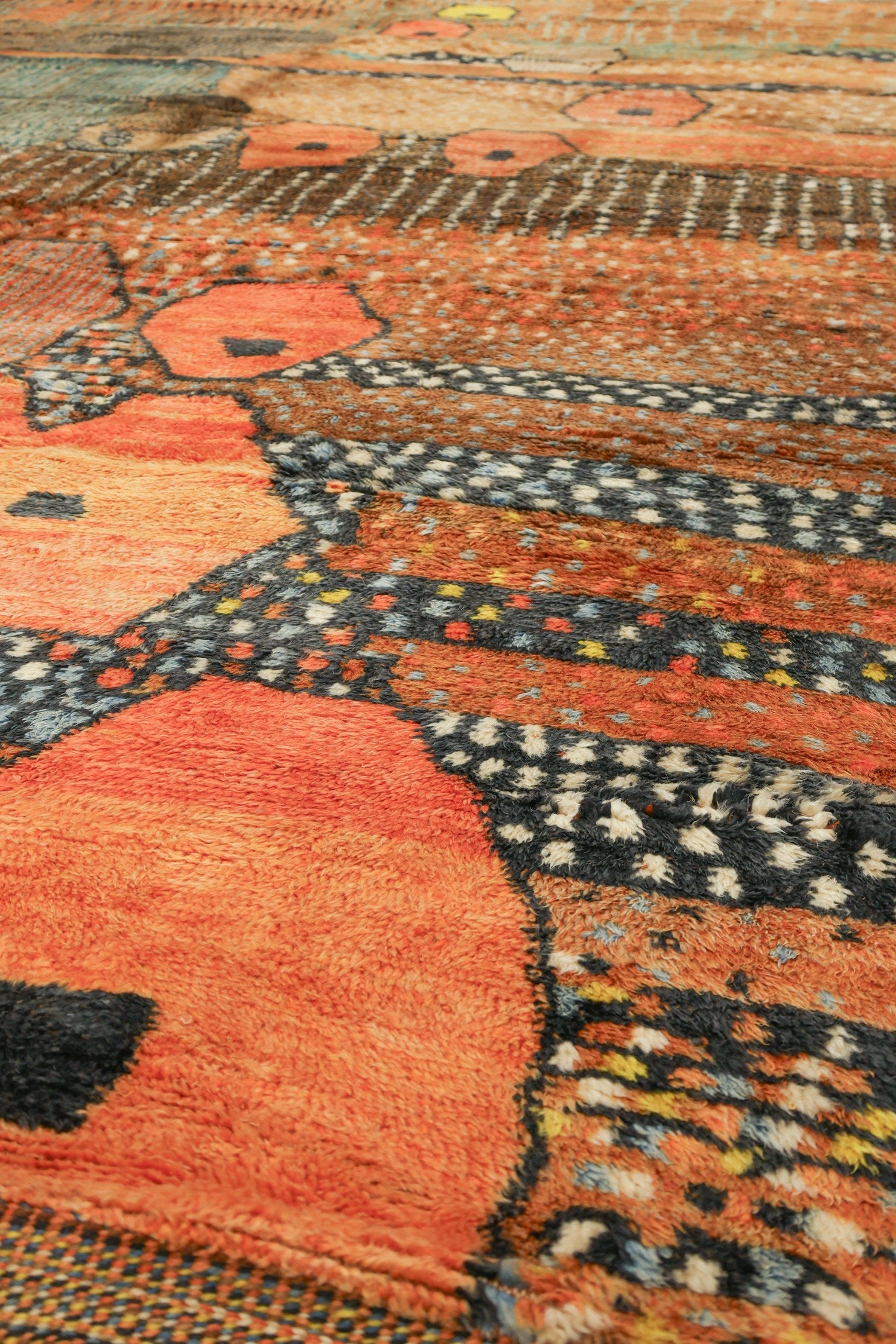 Handwoven Berber Tribal Rug - Authentic Moroccan J62361 - Perfect for Bohemian Living Room, Bedroom, or Home Decor
