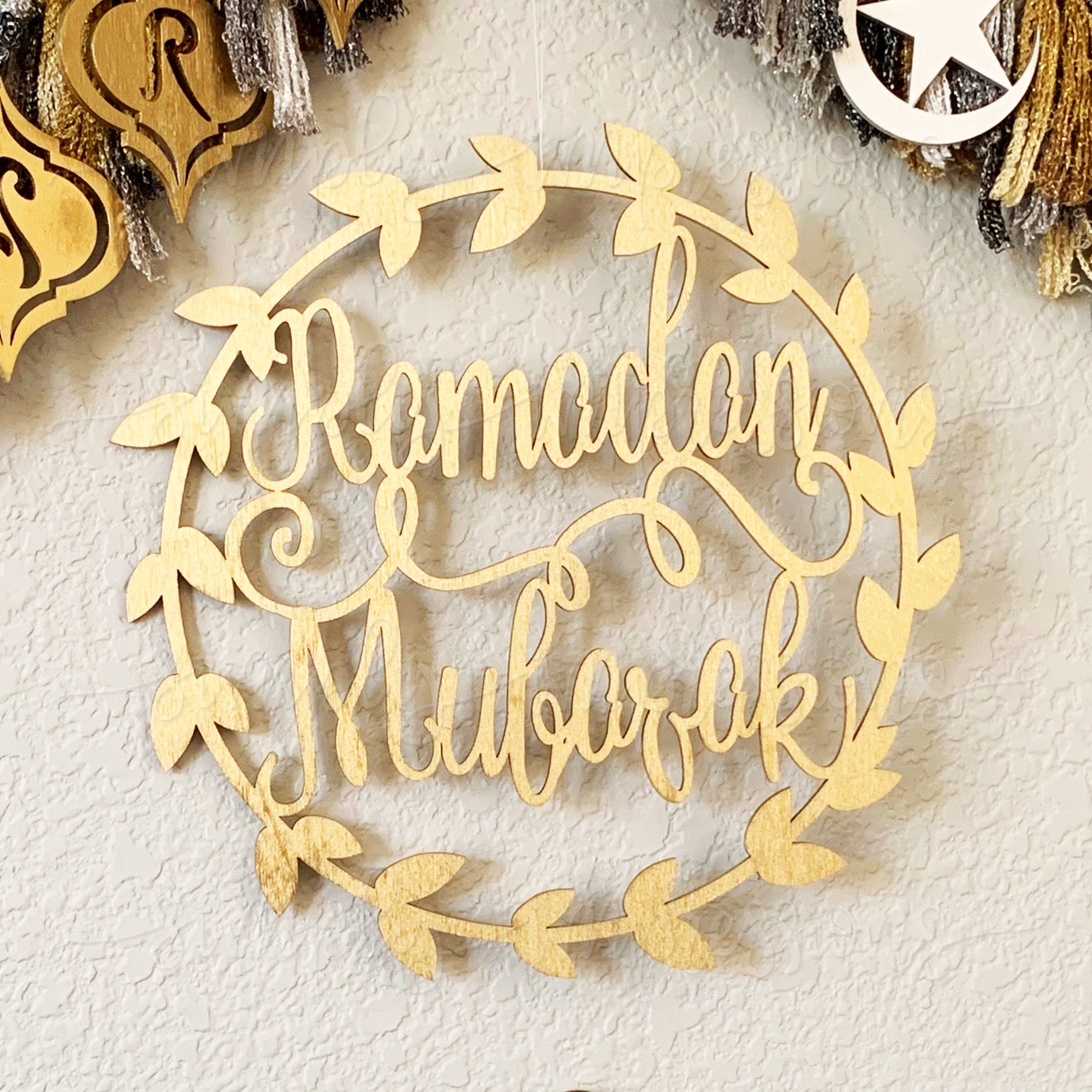 Ramadan Mubarak Wooden Wreath Cutout - Beautiful Islamic Holiday Decor for Home & Mosque