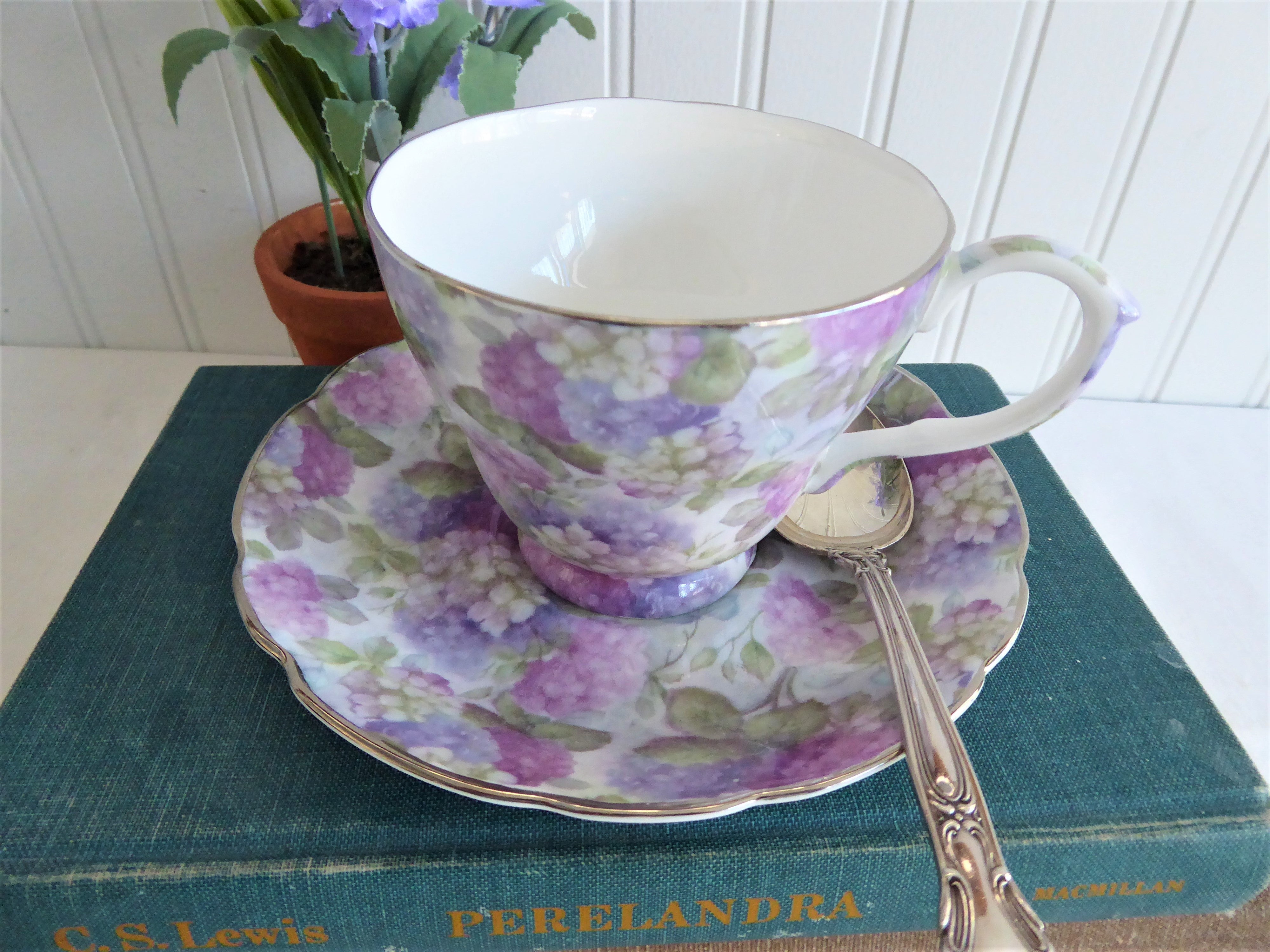 Vintage 1990s Royale Garden Hydrangea Chintz English Bone China Tea Cup and Saucer Set - Floral Tea Party, Afternoon Tea, Collectible Fine China for Home Decor