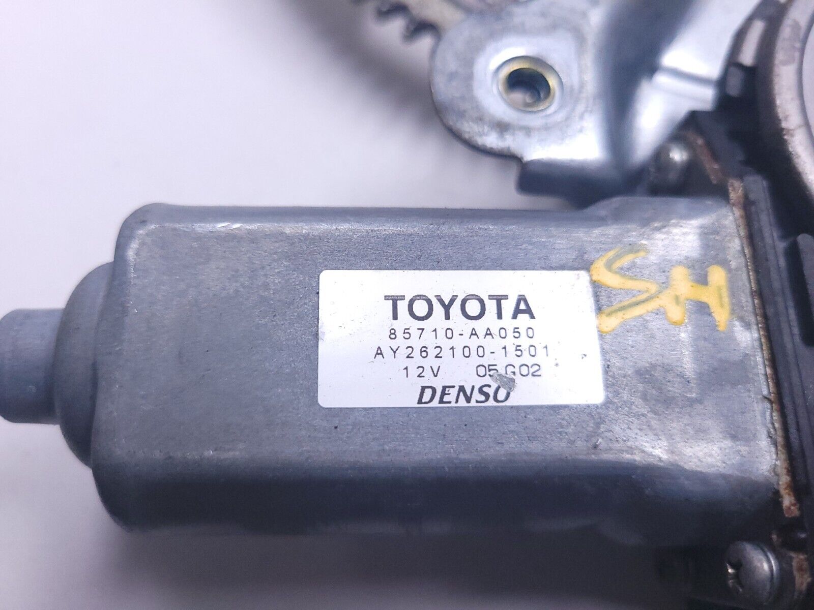 2003-2008 Toyota Corolla Front Right Passenger Side Window Regulator Motor - OEM Replacement Part for Smooth Power Window Operation - Perfect for DIY Auto Repairs & Window Mechanism Replacement