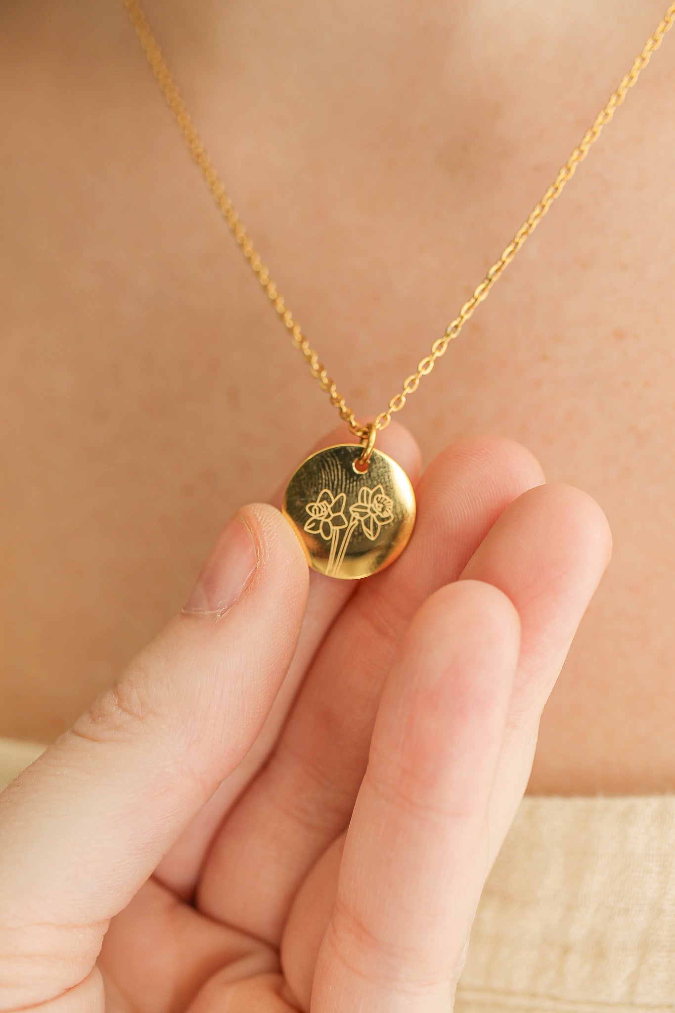Gold Birth Flower Necklace - Personalized Floral Jewelry Gift for Women - Perfect for Birthdays, Anniversaries & Mother's Day
