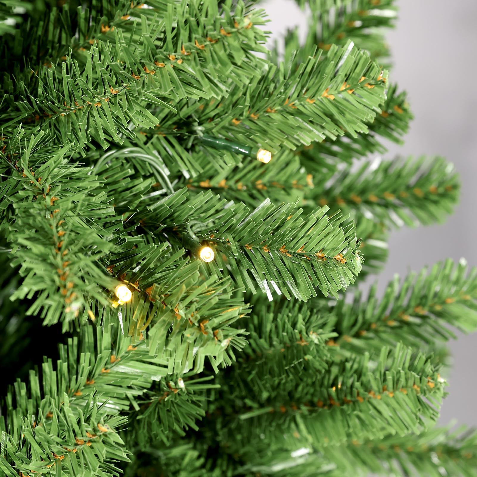 WBHome 5ft Pre-Lit Premium Spruce Artificial Christmas Tree with 200 LED Lights, 539 Branch Tips - Perfect for Living Room, Office & Holiday Decorations