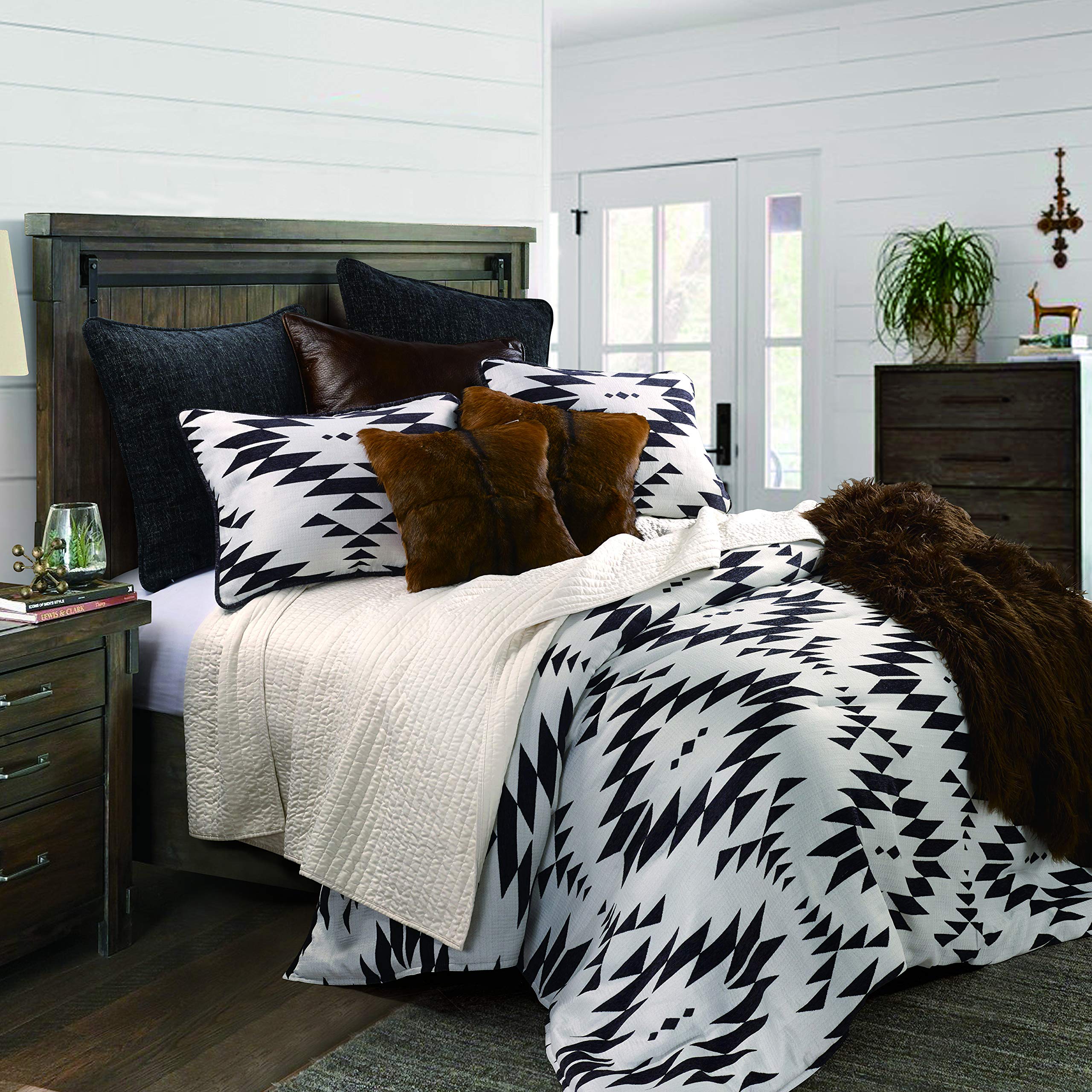 HiEnd Accents Amelia Western Bedding 3-Piece Queen Size Comforter Set - Southwestern Aztec Geometric Pattern in Black & Off-White, Rustic Jacquard Design with Pillow Shams | Perfect for Southwestern & Ranch Style Bedrooms, Guest Rooms & Cozy Cabin Retreats