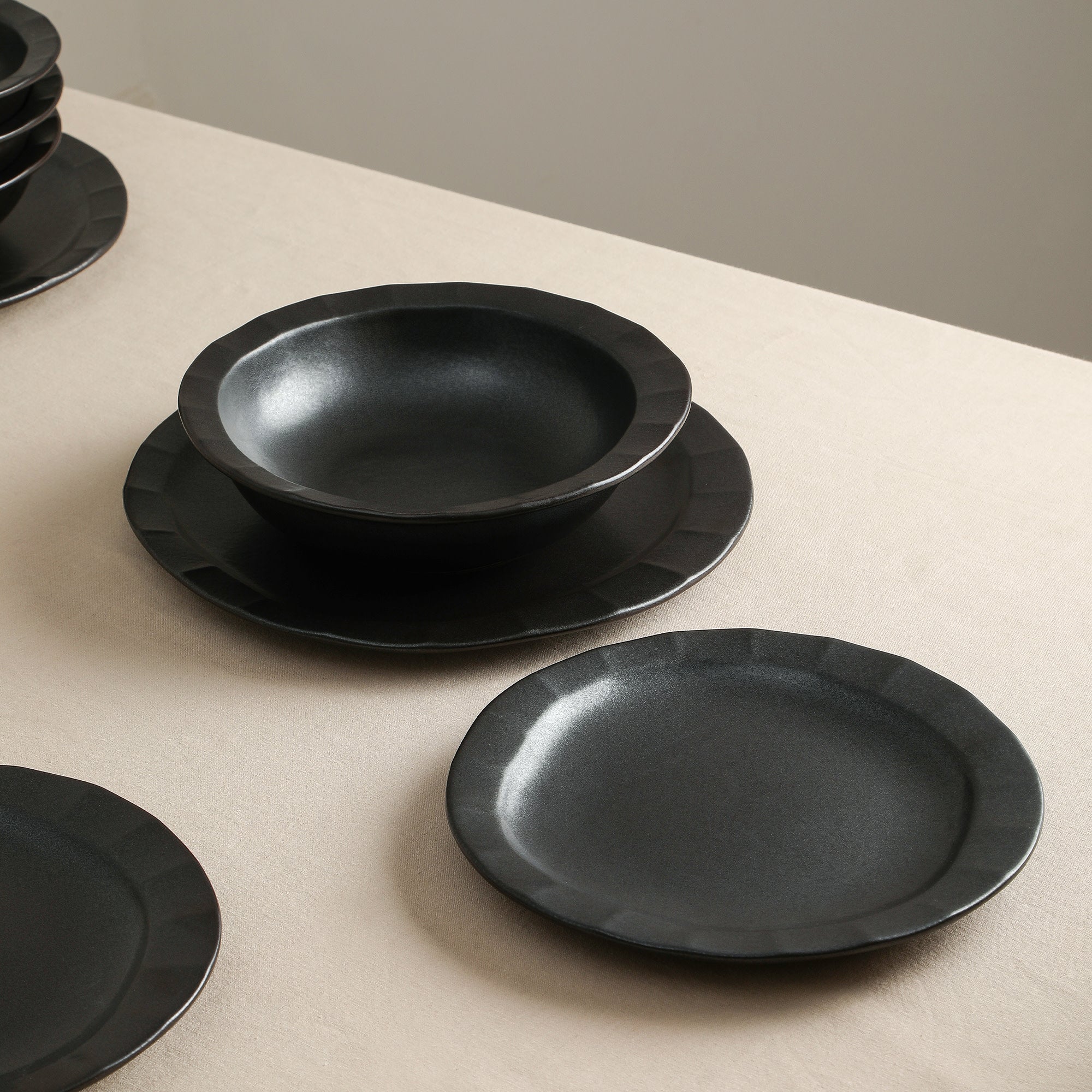 Premium Oasis Stoneware Dinner Plate Set - Elegant Black Ceramic Plates for Everyday Dining & Entertaining - Perfect for Restaurants, Home Use & Special Occasions