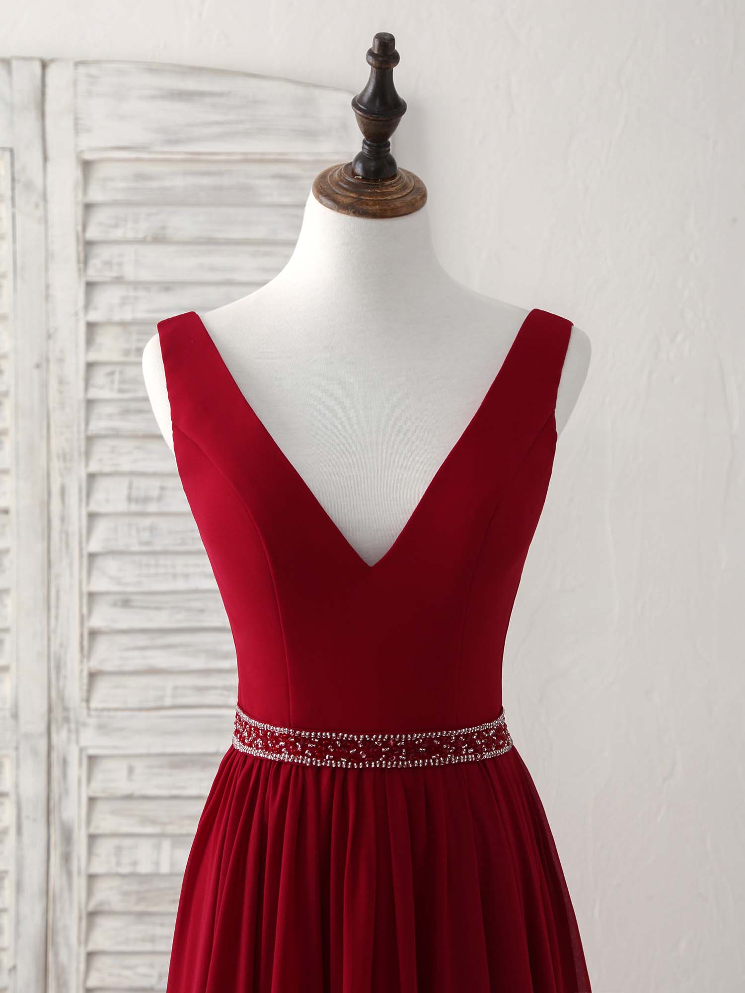 Elegant Burgundy Chiffon V-Neck Beaded Long Prom Dress for Women - Perfect for Evening Gala, Formal Party & Special Occasions