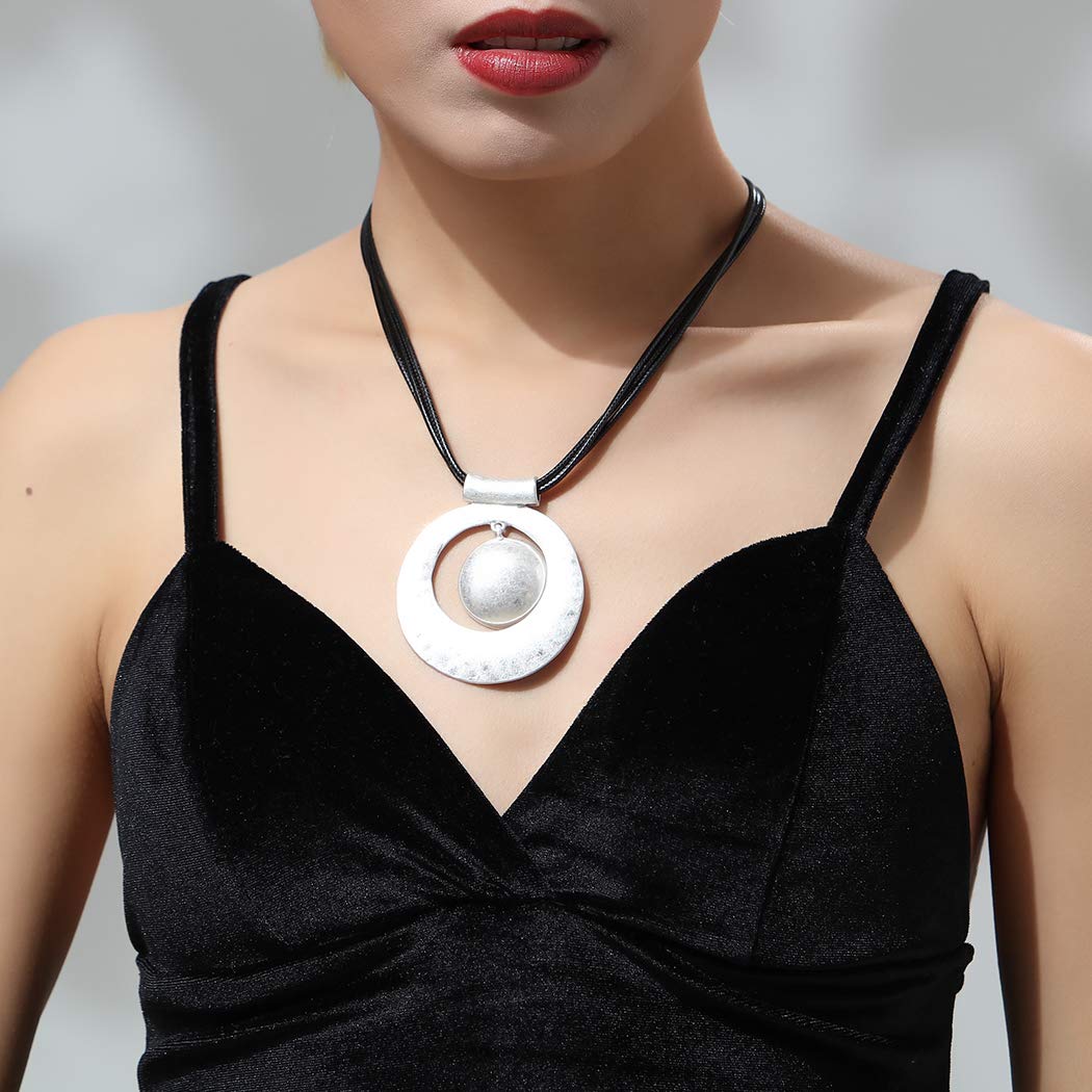 Stylish Black Leather Choker Necklace for Women - Gothic Punk Fashion Jewelry with Adjustable Chain - Perfect for Parties, Concerts and Everyday Wear