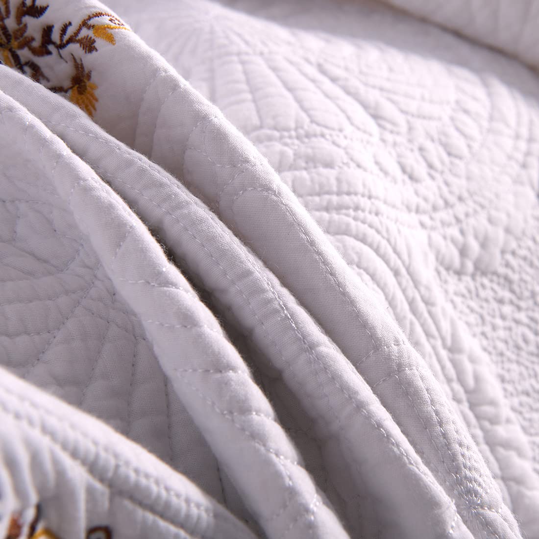 VCTOPS 100% Cotton Embroidered Quilted Bedspread Set - 3 Piece Reversible Round Pattern Coverlet for Queen Size Bed | Luxury Bedding Collection for Master Bedroom & Guest Room Decor