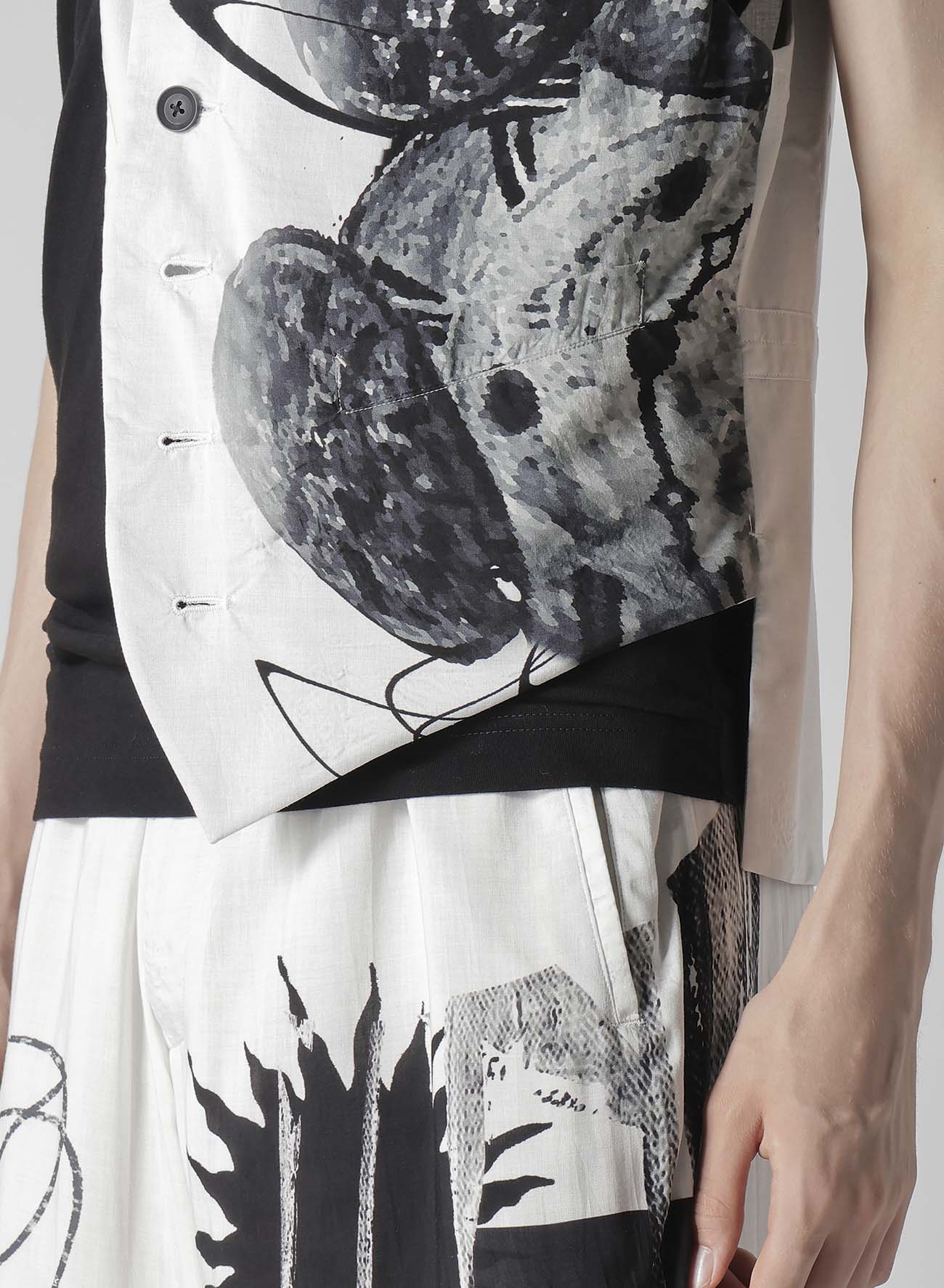 Asymmetrical Vest with Clock Print - Stylish Layering Piece for Casual Outfits & Fashionable Streetwear Looks