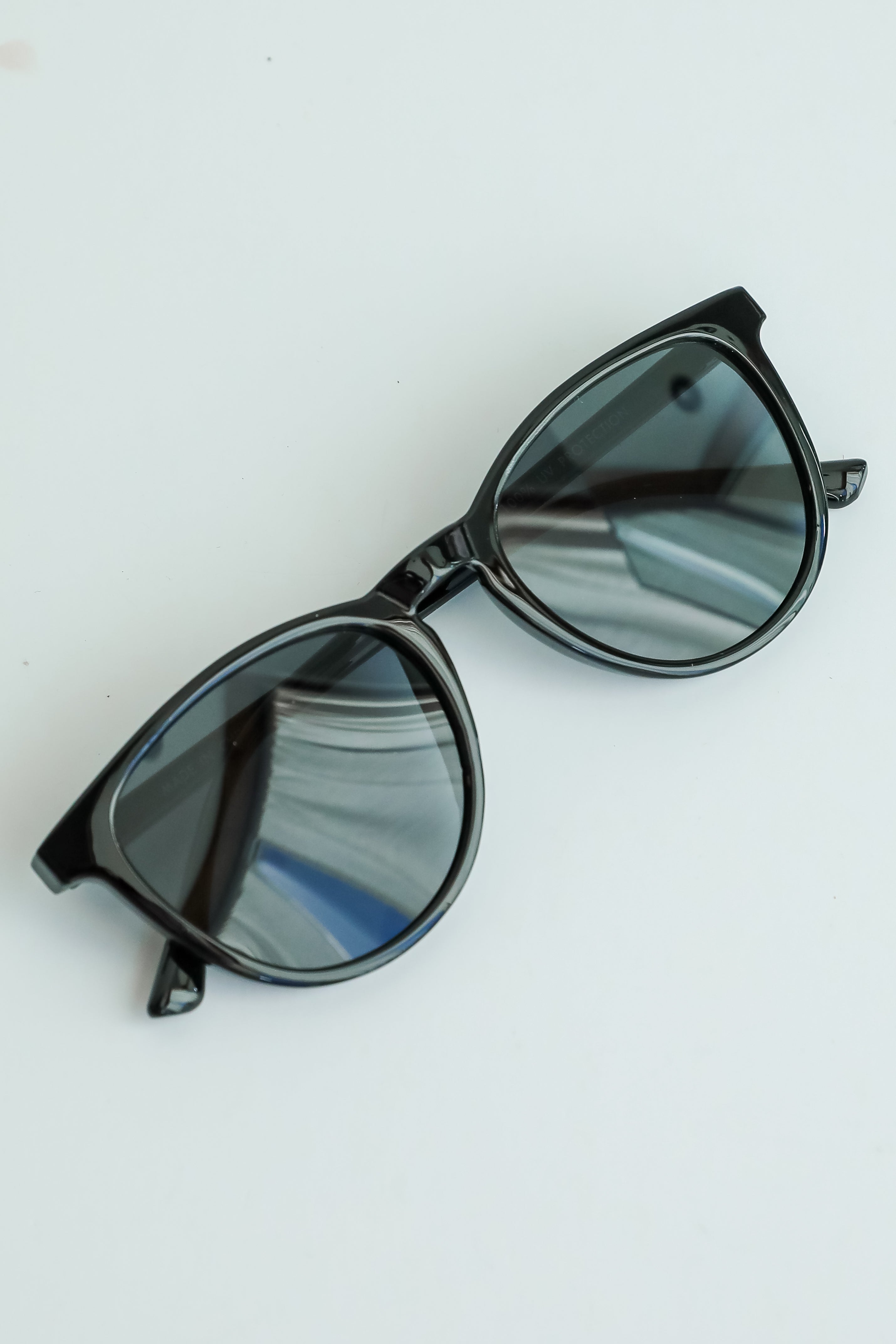 Stylish Round Sunglasses for Men & Women - UV Protection Polarized Lenses - Perfect for Beach, Driving, and Outdoor Activities