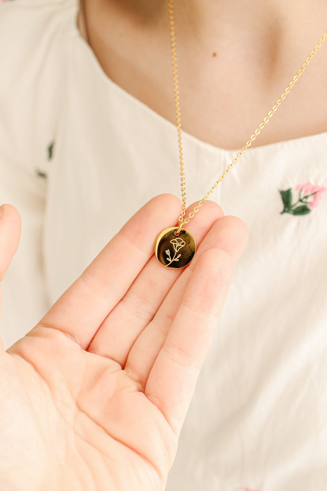 Gold Birth Flower Necklace - Personalized Floral Jewelry Gift for Women - Perfect for Birthdays, Anniversaries & Mother's Day