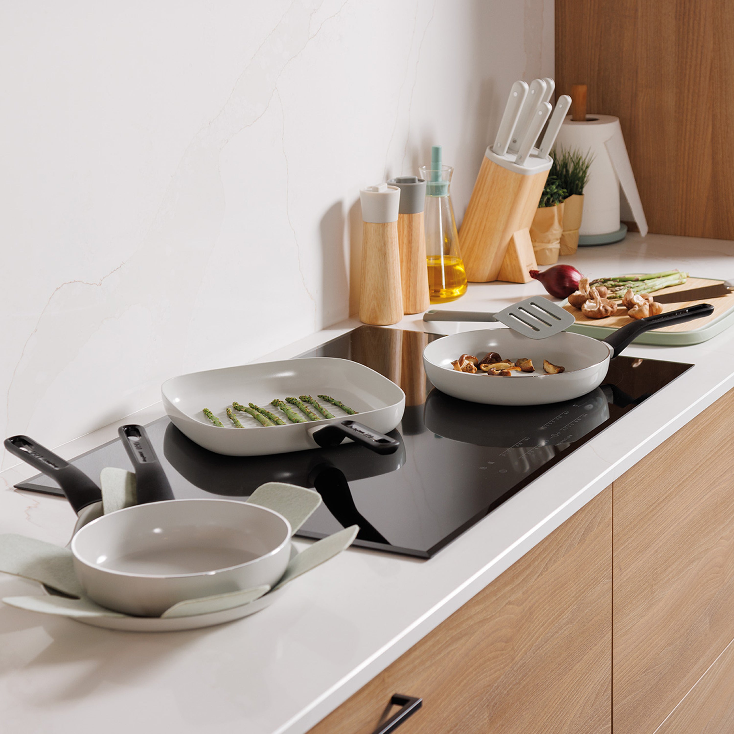 BergHOFF Leo Glints 5-Piece Ceramic Nonstick Cookware Set - Scratch-Resistant, Oven & Dishwasher Safe Pots & Pans for Healthy Cooking - Perfect for Frying, Sautéing, Boiling & Serving Dishes
