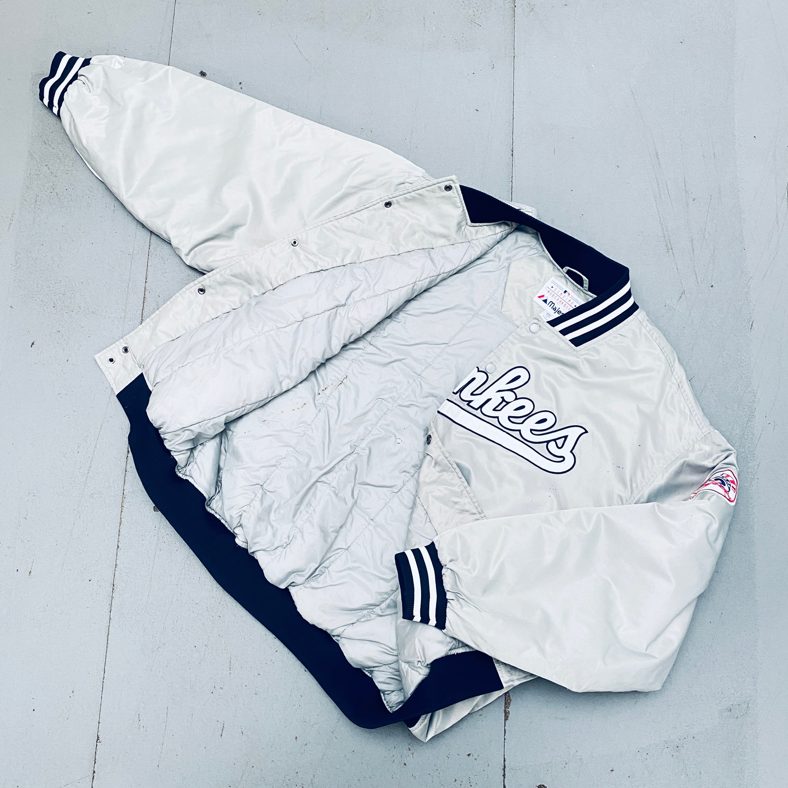 New York Yankees 2000s Majestic Satin Silver Stitched Spellout Bomber Jacket XXL - Vintage Baseball Outerwear for Game Day & Streetwear Fashion
