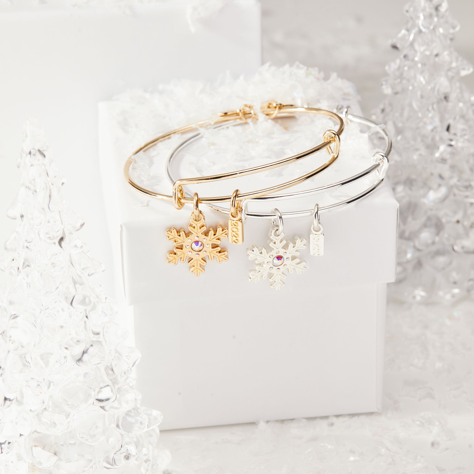 2022 Snowflake Charm Bangle Bracelet for Women - Elegant Winter Jewelry Gift for Christmas, Party & Holiday Outfits