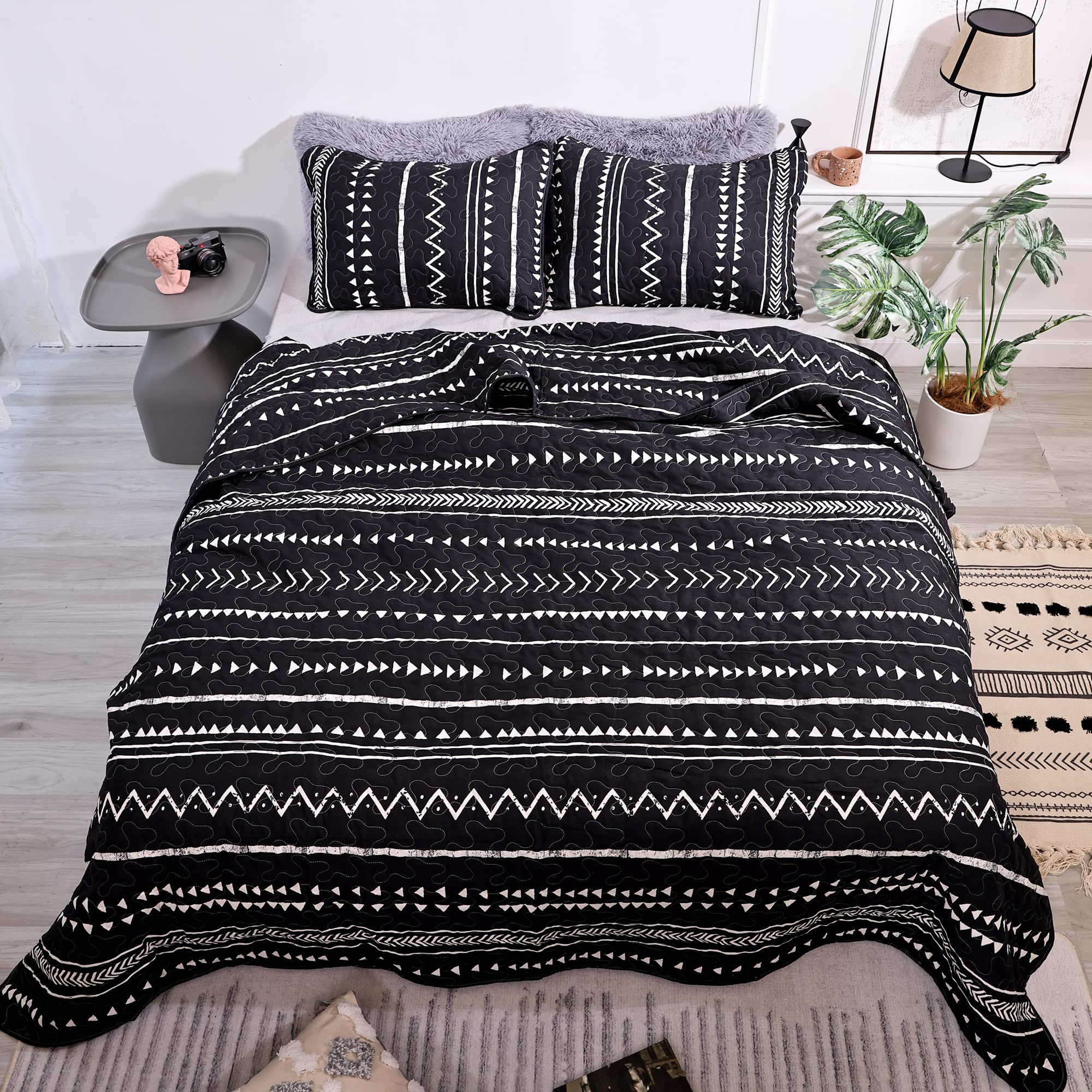 JANZAA Queen Size Boho Quilt Bedspread - Black & White Geometric Pattern All-Season Comforter with 2 Pillowcases | Bohemian Bedding for Master Bedroom, Guest Room & Dorm Decor