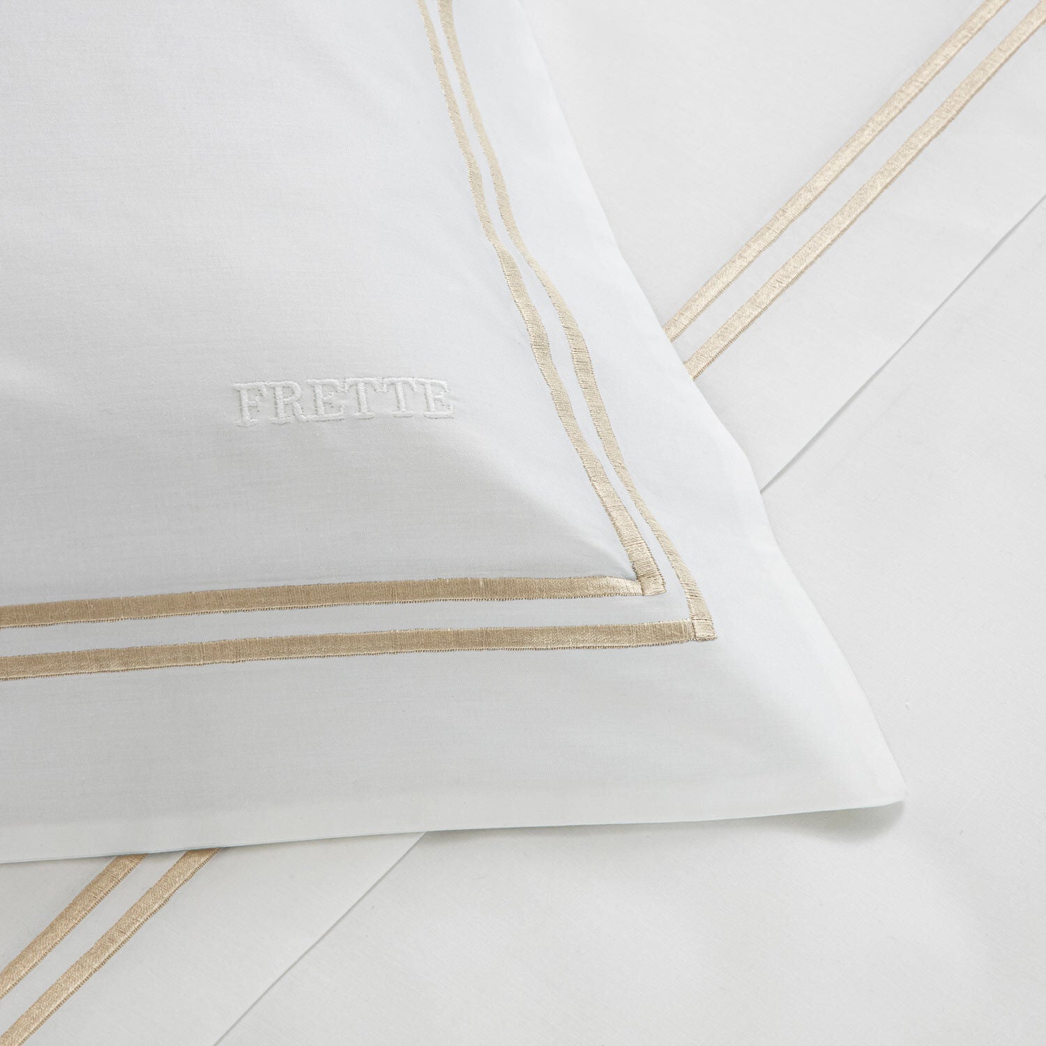 Frette Luxury Hotel Classic Duvet Cover Set - Queen Size White & Khaki for Bedroom Decor & Hotel-Style Comfort