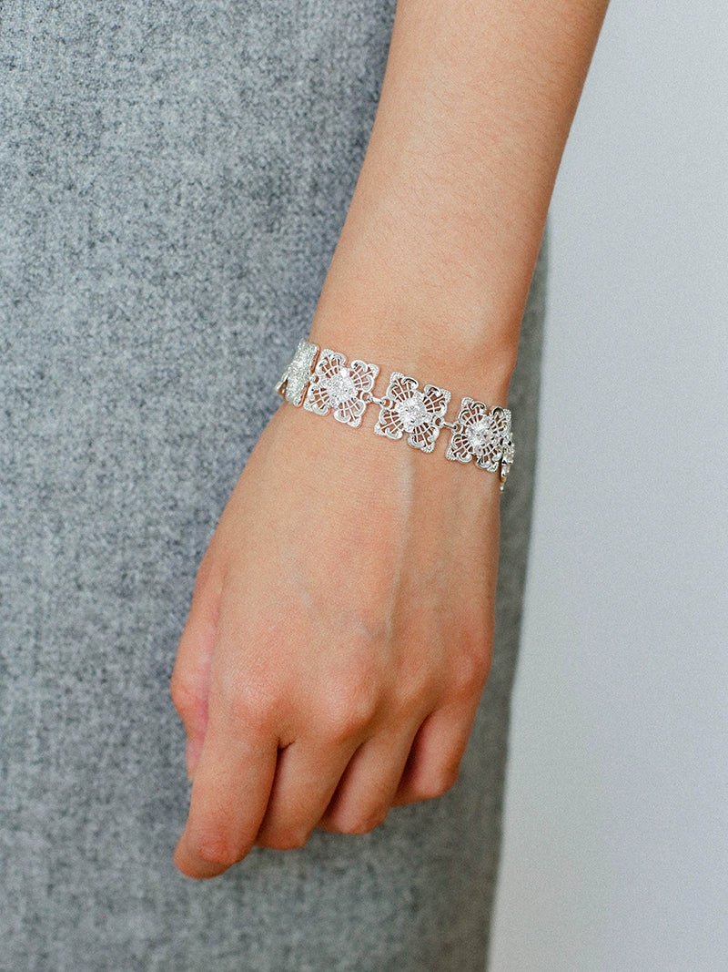 Stylish Niche Design Lace Four Leaf Clover Hollow Bracelet - Perfect for Women's Fashion, Gift Giving & Special Occasions