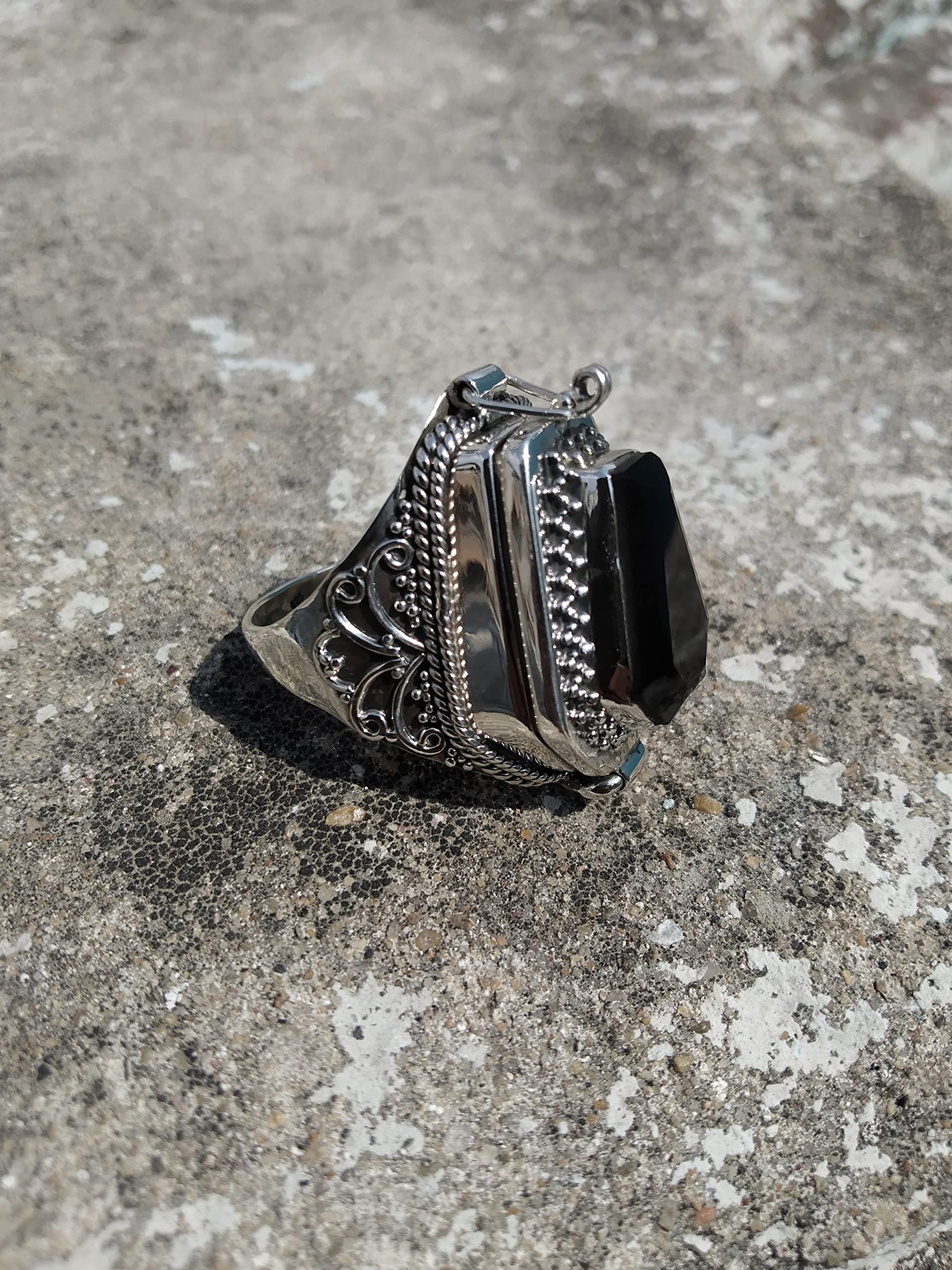 Oyster Copper Turquoise Coffin Poison Ring - Handmade Silver Compartment Box Ring with Howlite & Black Onyx - Openable Gift for Mom - Perfect for Gothic Fashion, Witchy Aesthetic & Unique Jewelry Collections