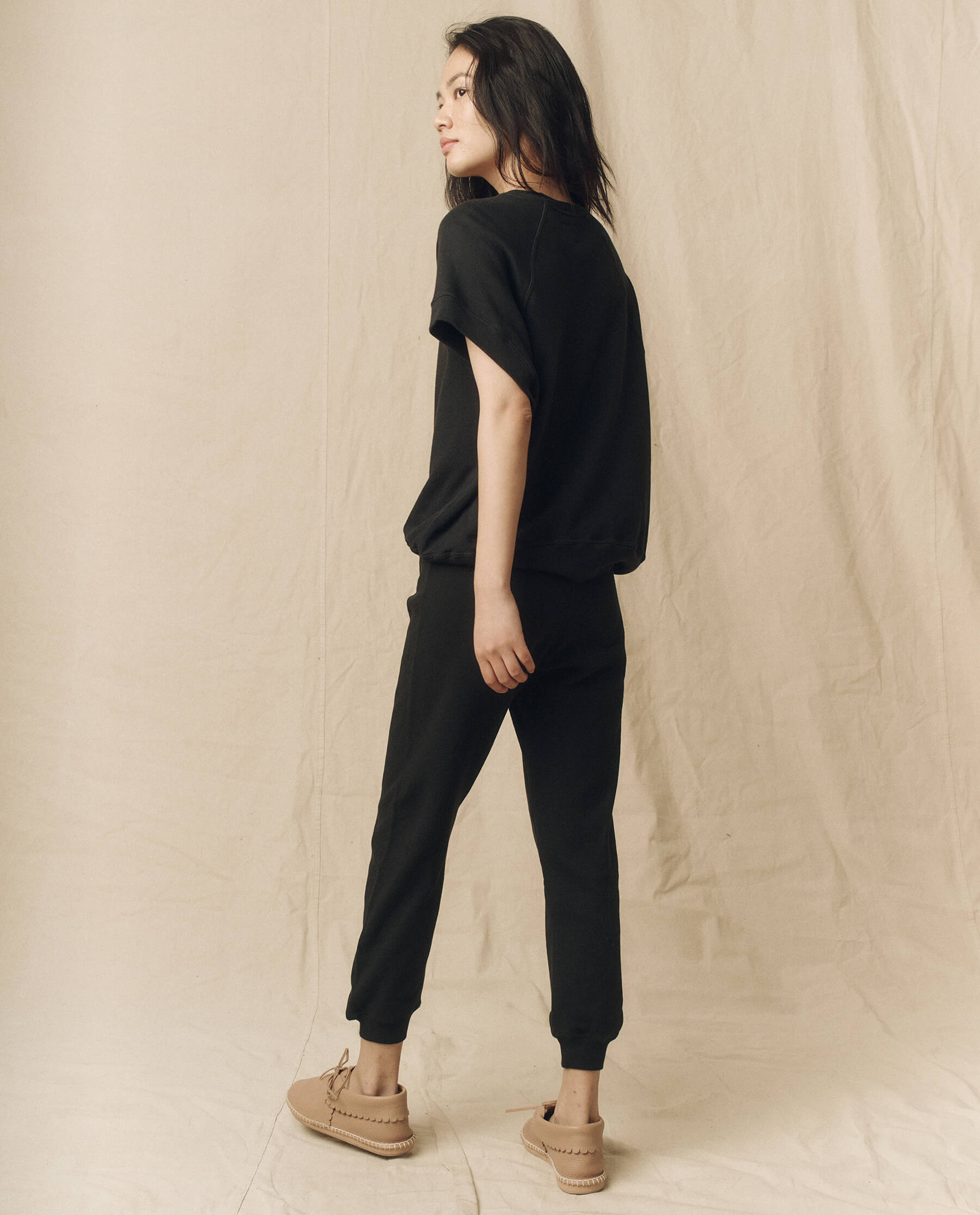 Stylish The Wedge Sweatshirt in Almost Black - Perfect for Casual Outings, Lounging, and Everyday Comfort