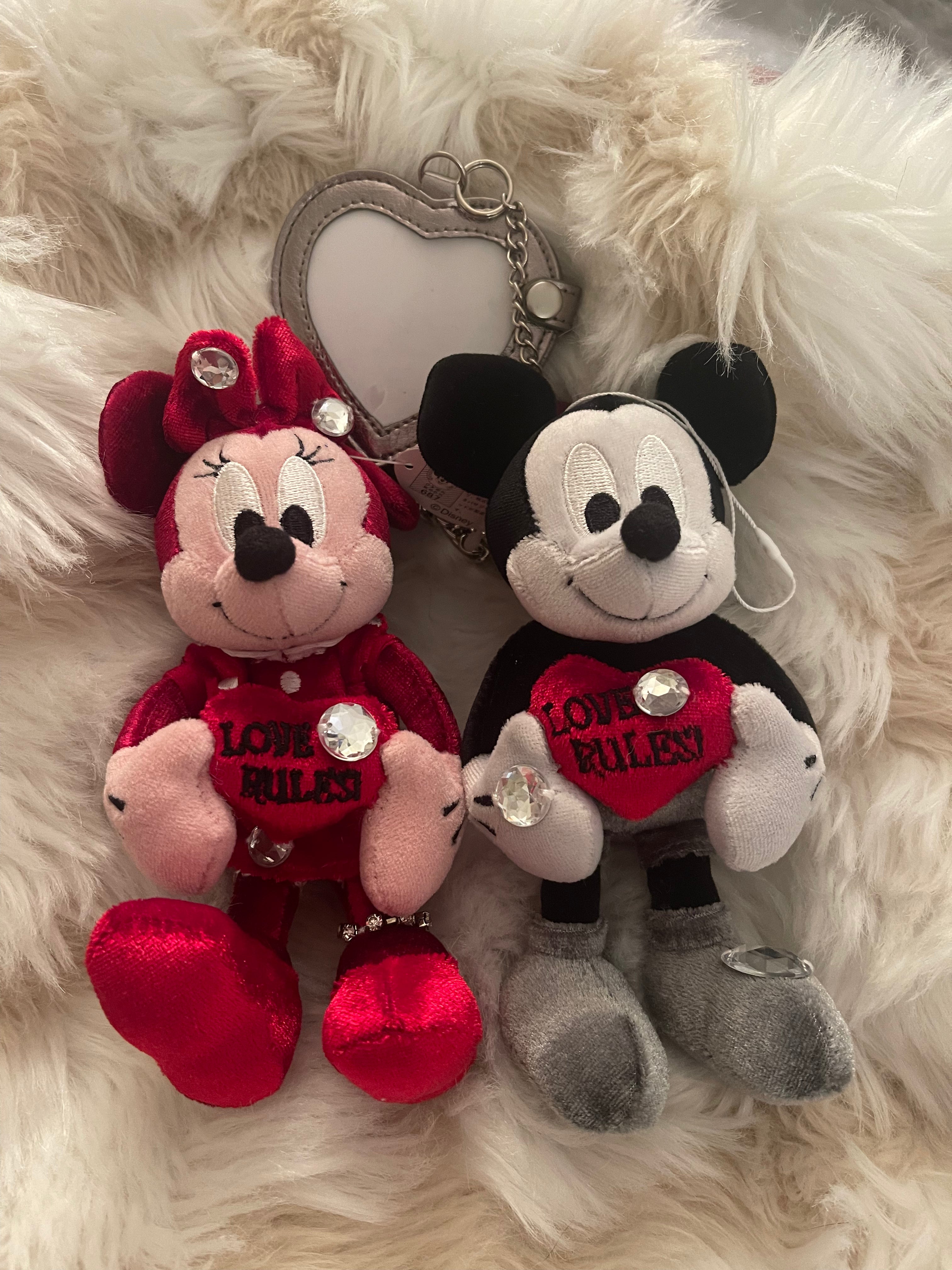 Samantha Thavasa Disney Mickey and Minnie Mouse Keychain Plush Badge - Cute Collectible Gift for Disney Fans, Backpacks & Handbags Accessory