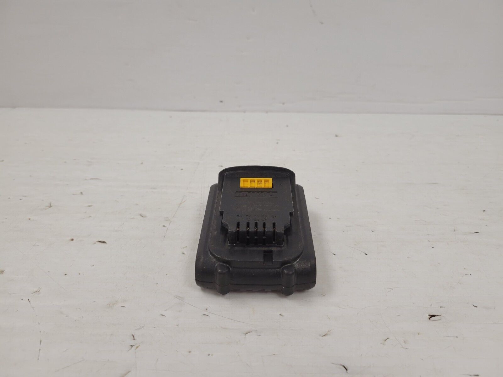 DEWALT DCB201 20V MAX Lithium-Ion Battery 1.5Ah - Compact Power Source for Cordless Tools - Perfect for Drills, Saws & Other Power Tools in Construction & DIY Projects