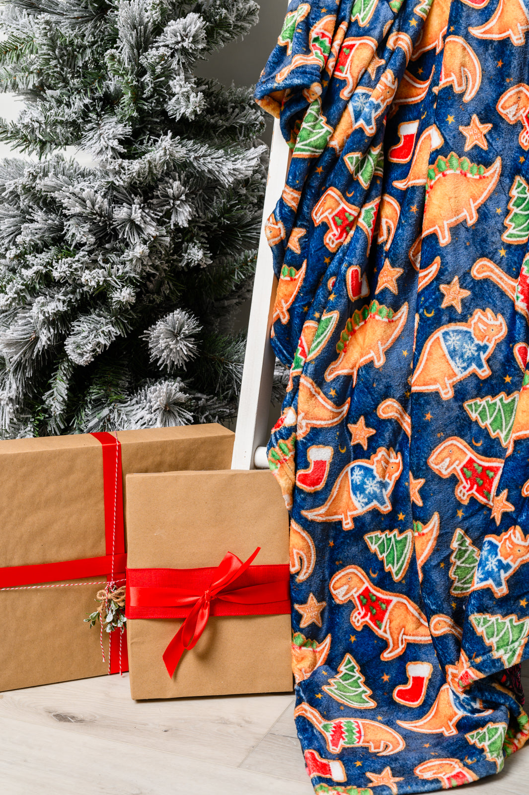 Cozy Dinosaur Cookie Print Fleece Blanket - Soft & Warm Holiday Throw for Kids, Adults - Perfect for Christmas Gifts, Bedroom Decor & Winter Snuggling