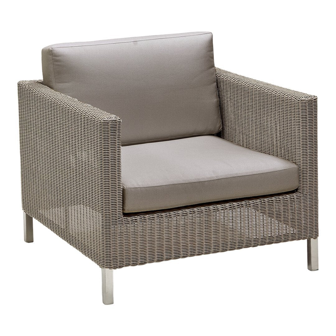 Relaxing Outdoor Lounge Chair with Comfortable Cushion - Perfect for Patio, Poolside, and Backyard Relaxation