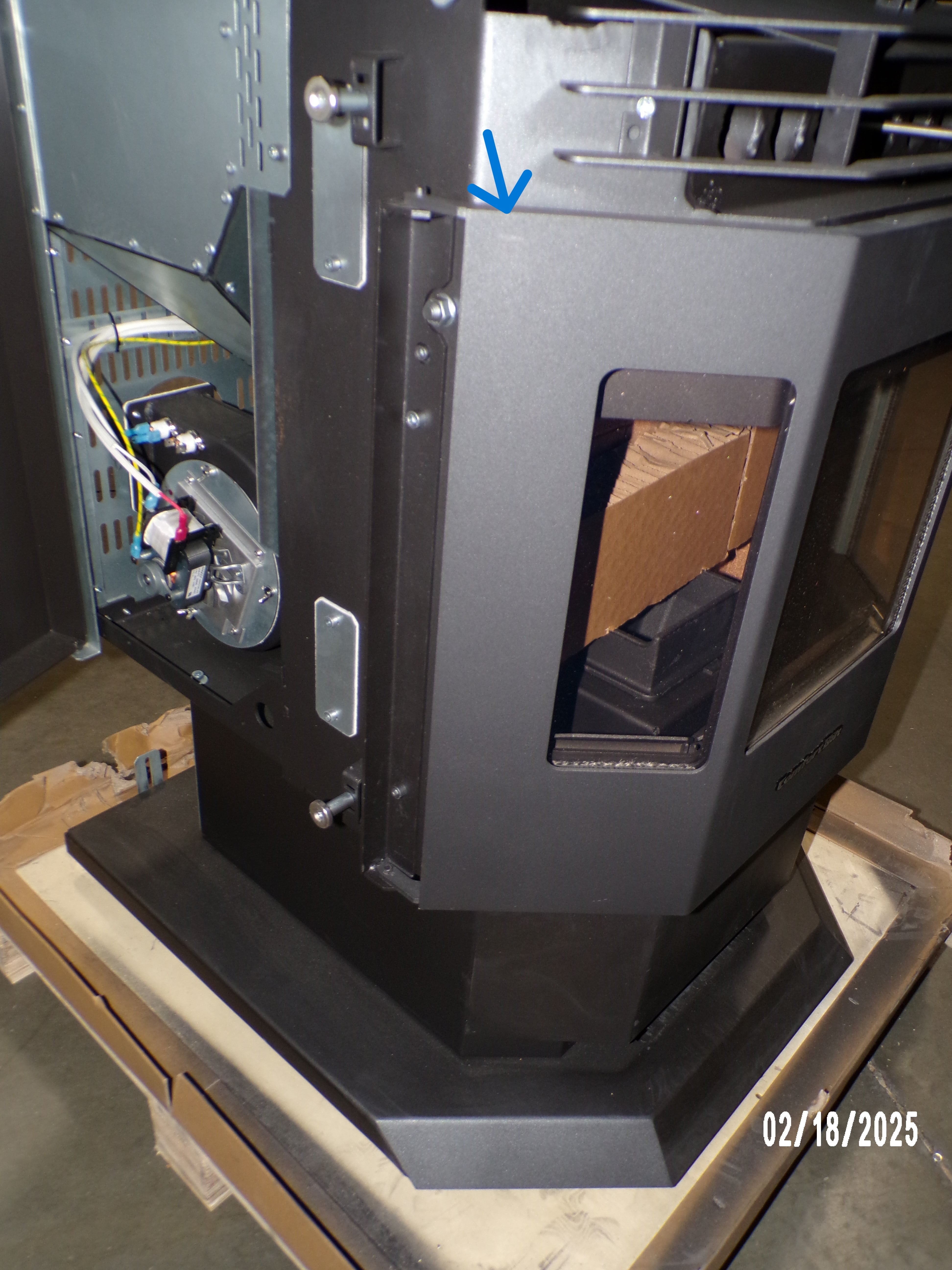 HP21 Black Pellet Stove with Minor Scratches/Dents - Model SD0770 | Efficient Home Heating for Winter & Cozy Cabin Ambience