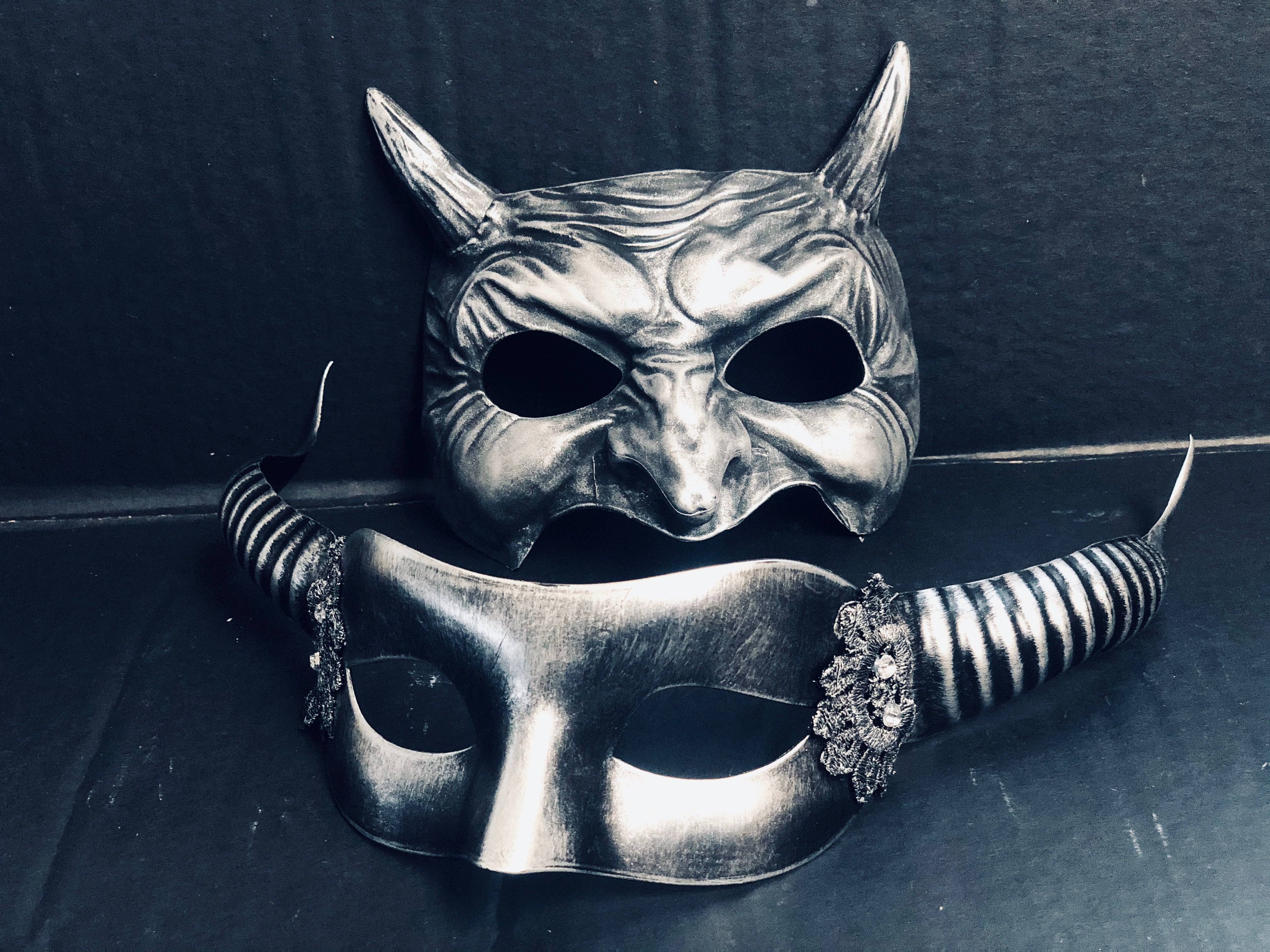 Elegant Couples Silver Horned Masquerade Masks for Halloween, Costume Parties & Venetian Balls – Perfect for Romantic Date Nights & Themed Events