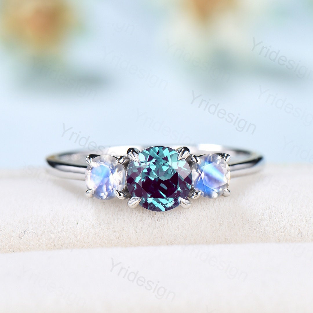 Exquisite Alexandrite & Moonstone Three-Stone Engagement Ring for Women - Vintage Wedding, Anniversary & Promise Ring - June Birthstone Jewelry for Brides & Romantic Occasions